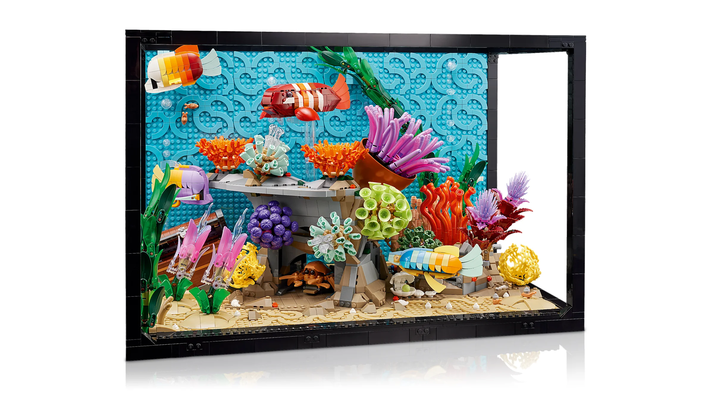 O imagine detaliată a acvariului tropical LEGO 10366, cu pești și corali colorați.
