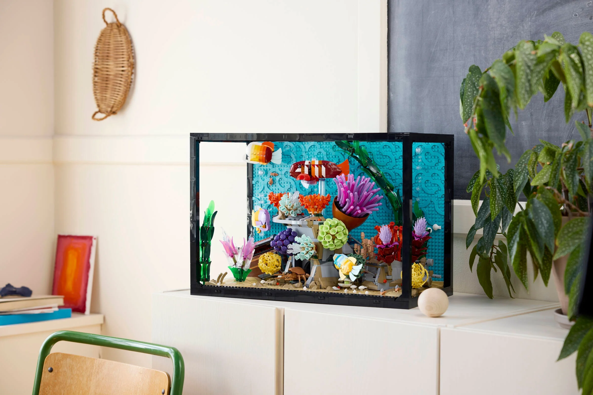 Imagine cu modelul LEGO 10366 Acvariu Tropical, ce prezintă pești și corali colorați într-un cadru negru elegant.
