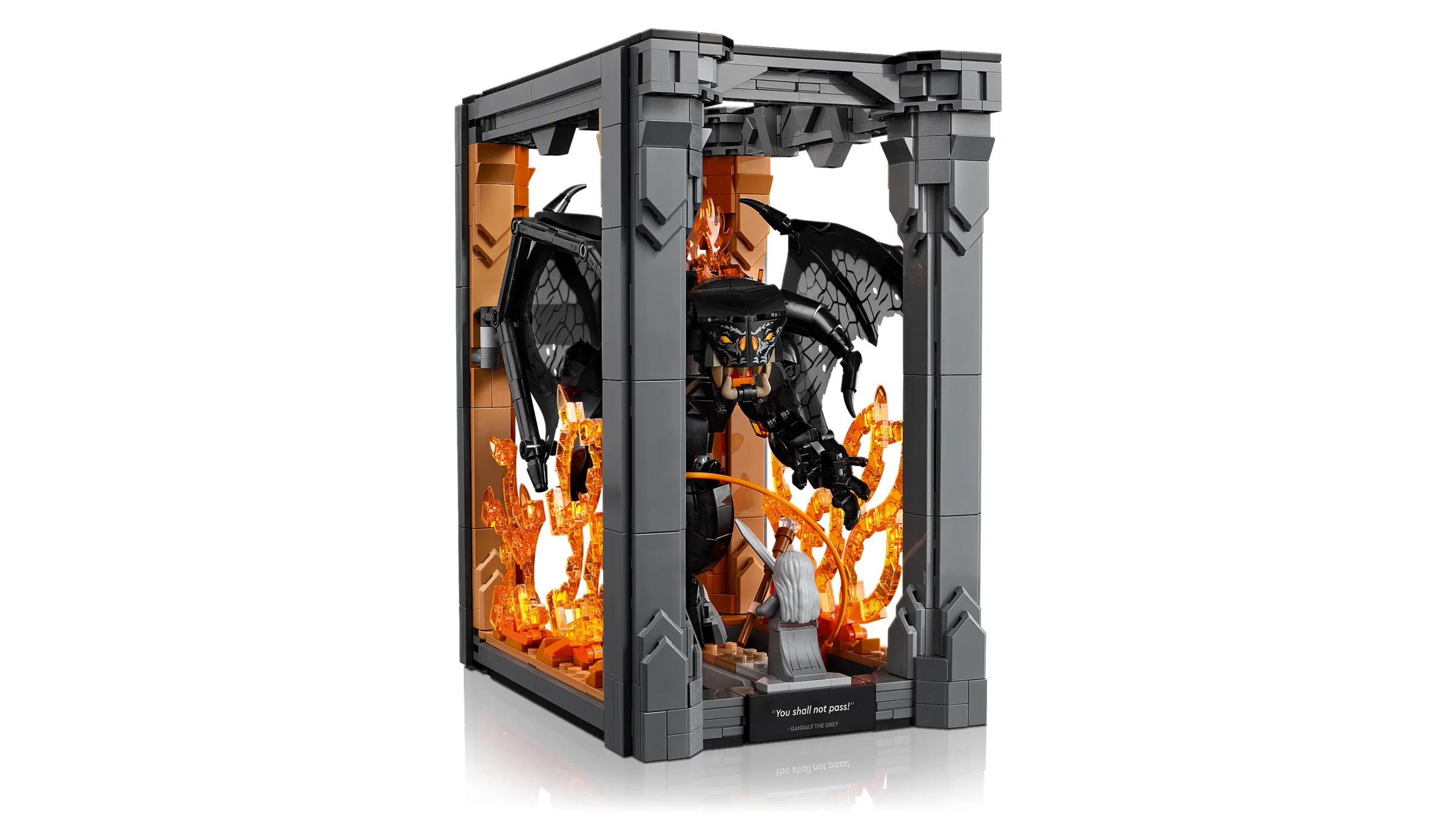 Imagine cu diorama LEGO Balrog, setul 10367, ce include figurina Balrog și Gandalf.
