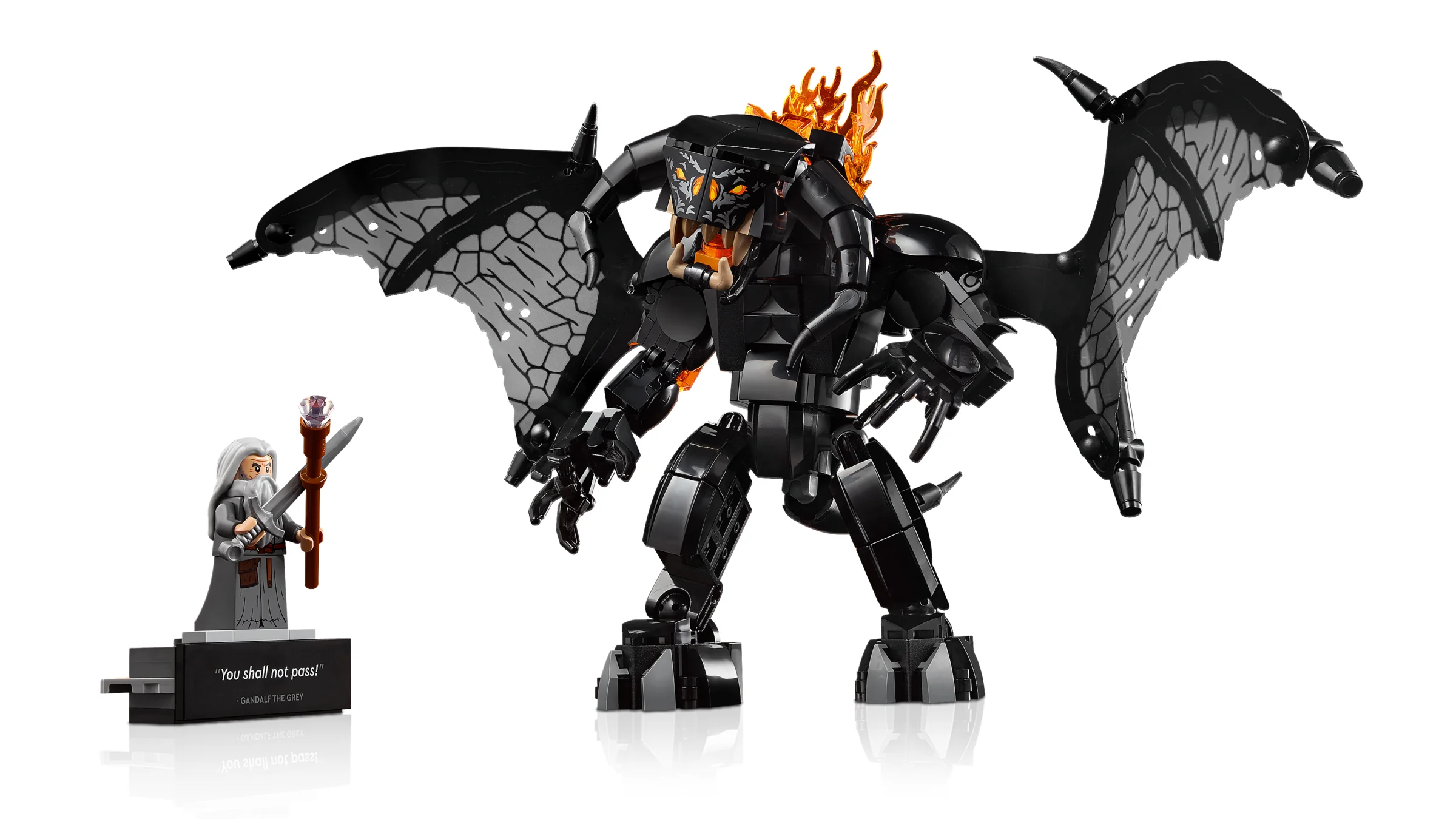 Imagine cu minifigurina Gandalf și Balrog, din setul LEGO Lord of the Rings. Detalii precise și construcție impresionantă.