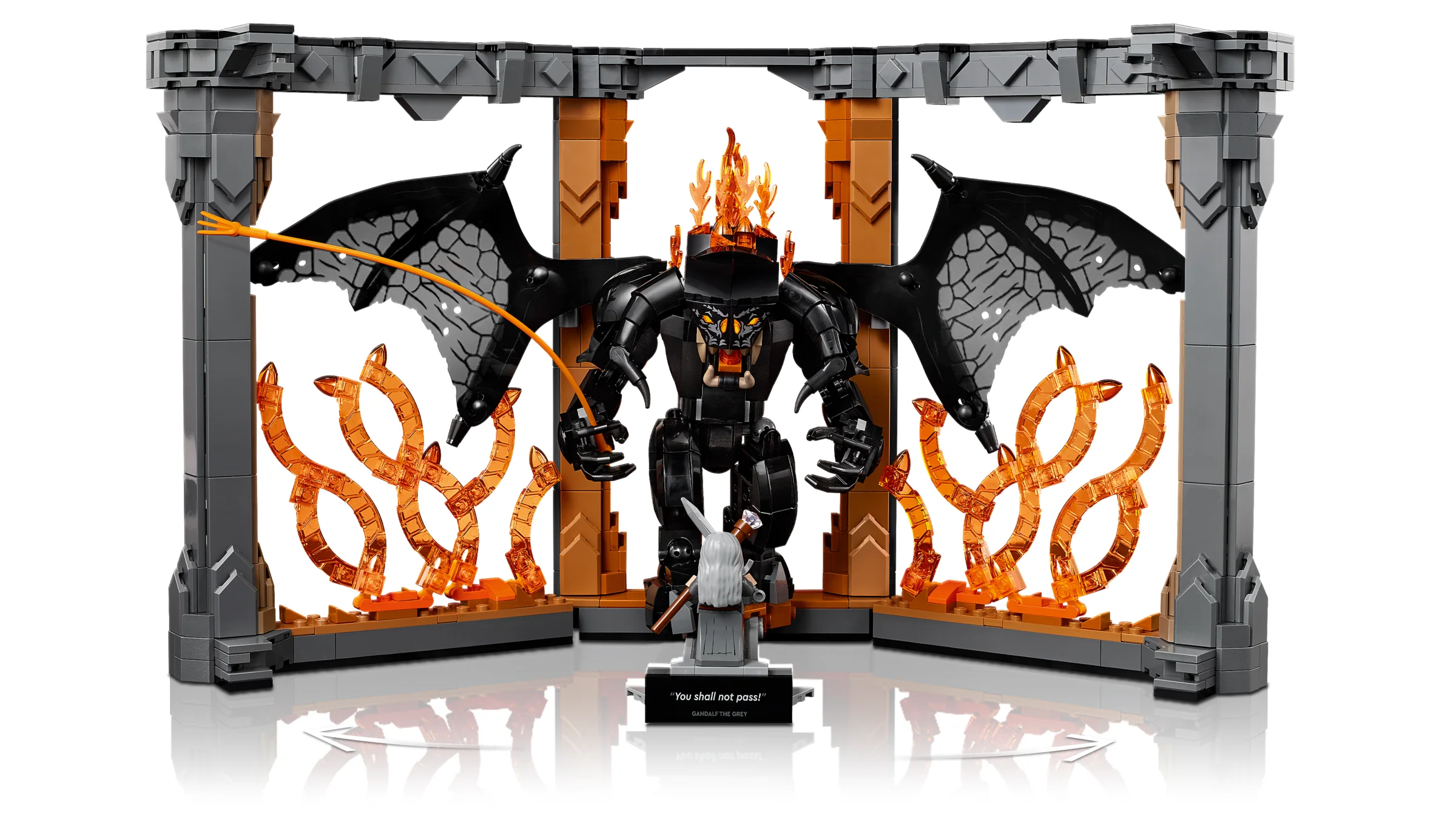 Imagine cu setul LEGO 10367 Balrog Book Nook. Scene din LotR, cu Balrog și Gandalf.