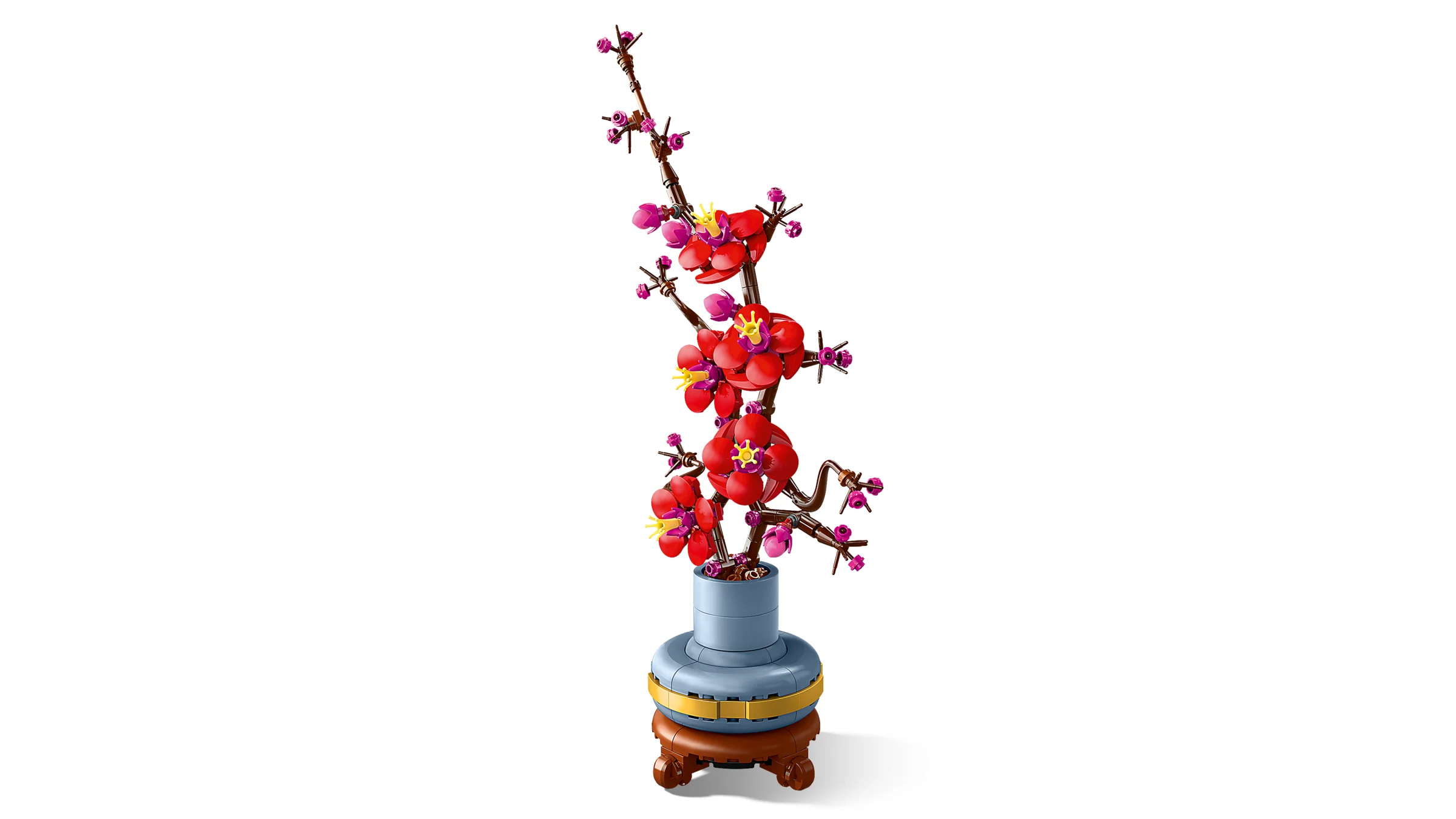 Model LEGO cu flori de prun roșii și roz într-o vază albastră. Detaliu floral superb.