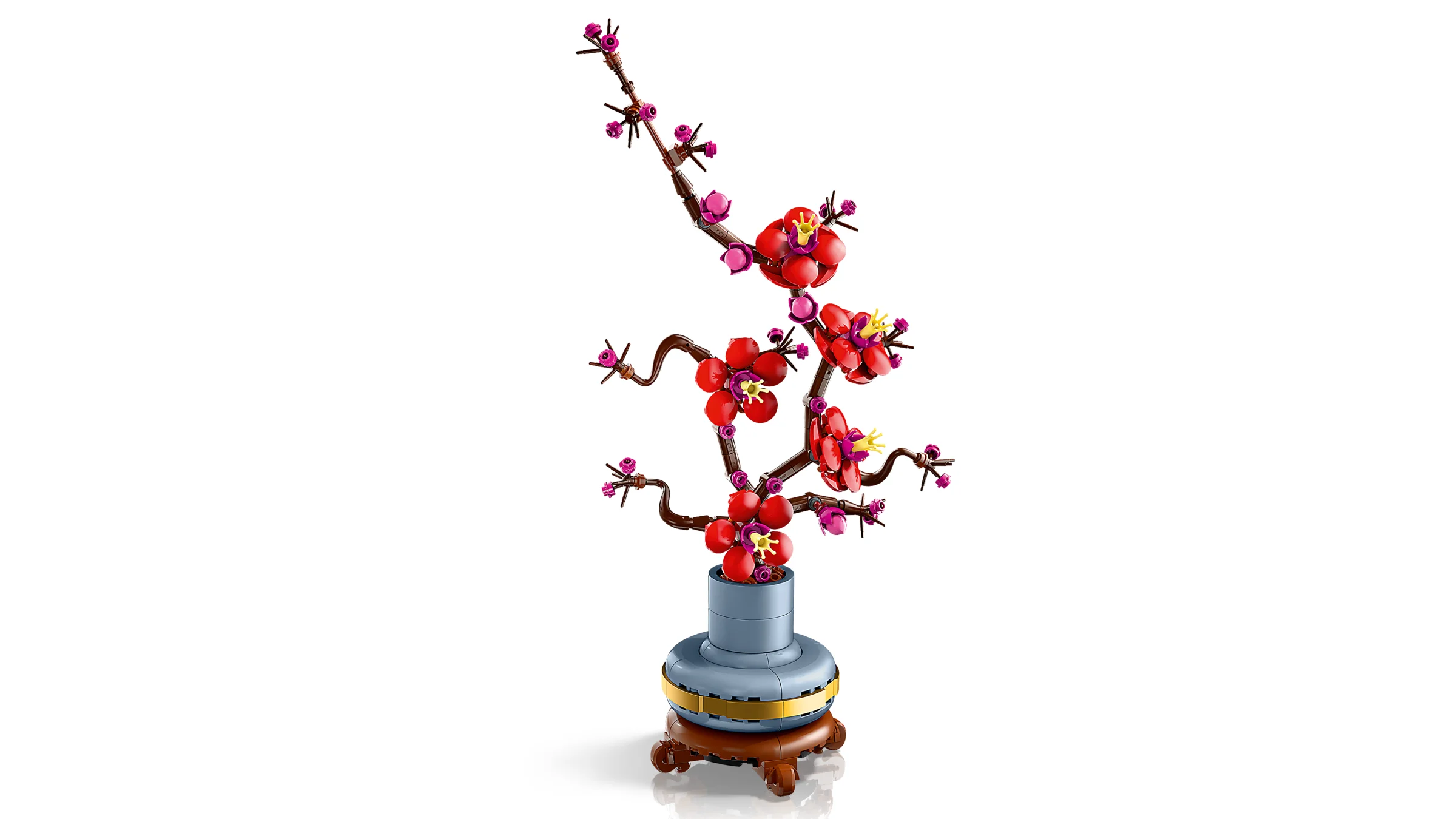 Imagine cu modelul LEGO complet al florilor de prun în vas, elegant și detaliat.