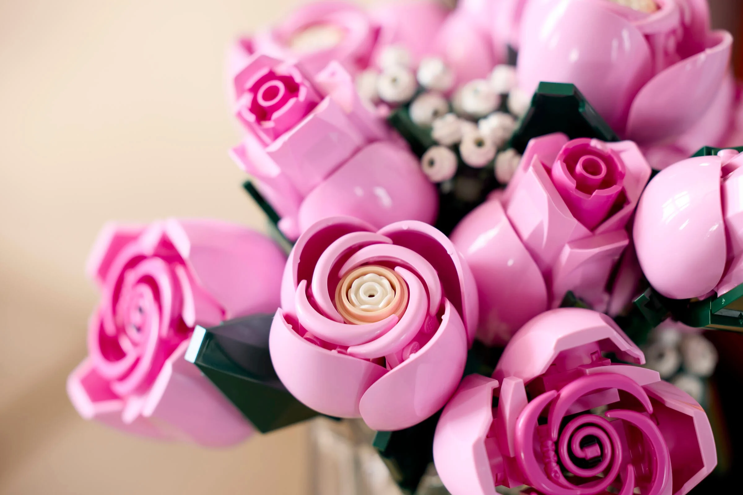 Prim-plan cu un buchet de trandafiri roz LEGO, detaliind petalele și centrul florilor.