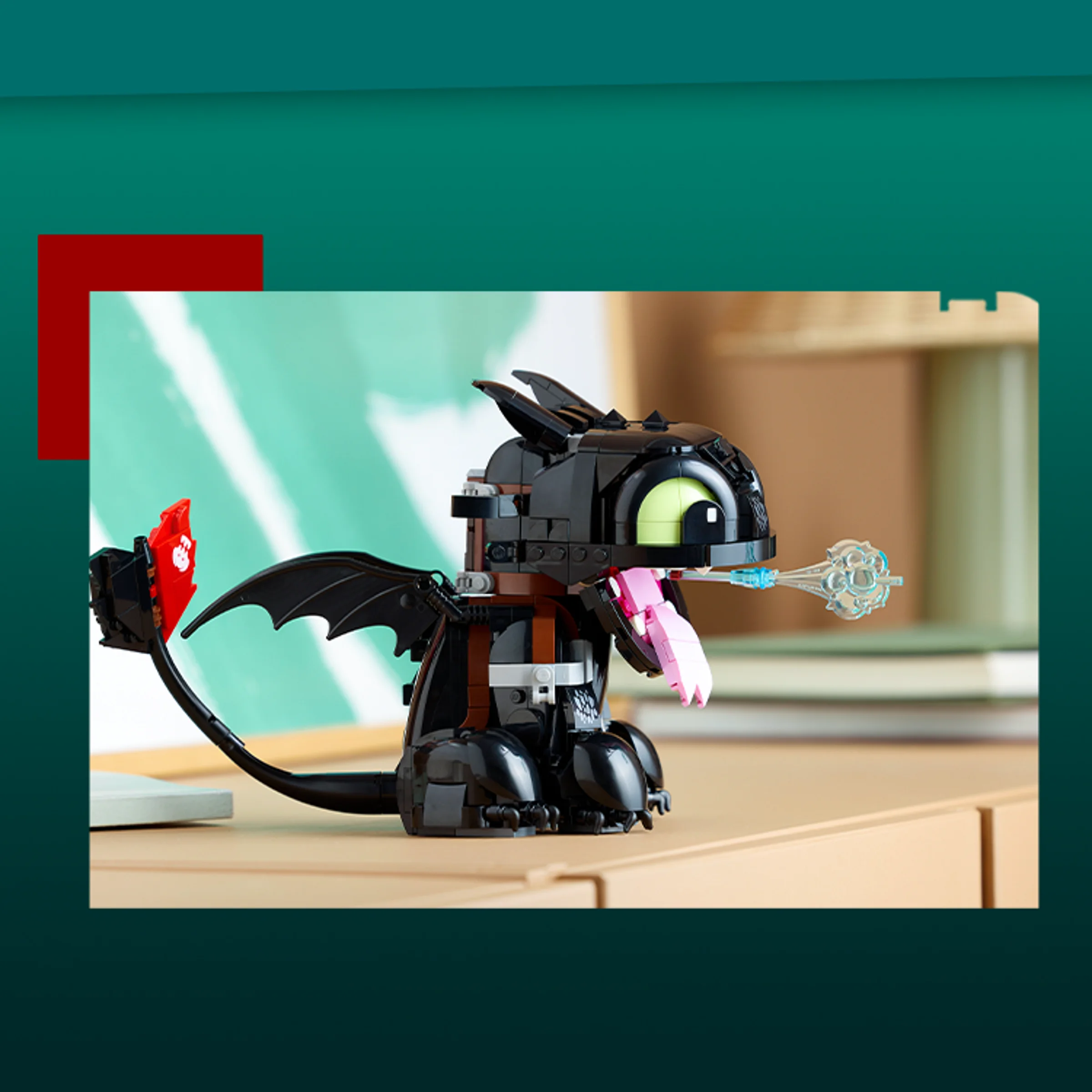 O imagine detaliată a lui Știrbușor LEGO, cu limba scoasă și suflând foc albastru.
