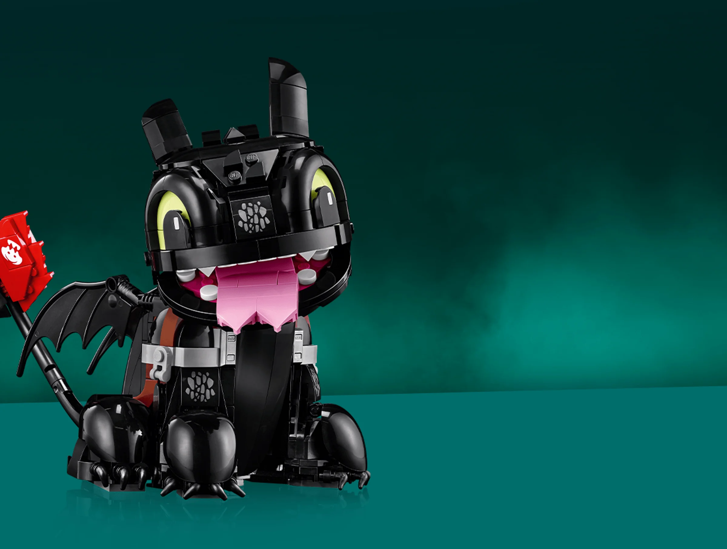 O imagine detaliată cu Toothless, din setul LEGO 10375, pe un fundal verde-albăstrui.