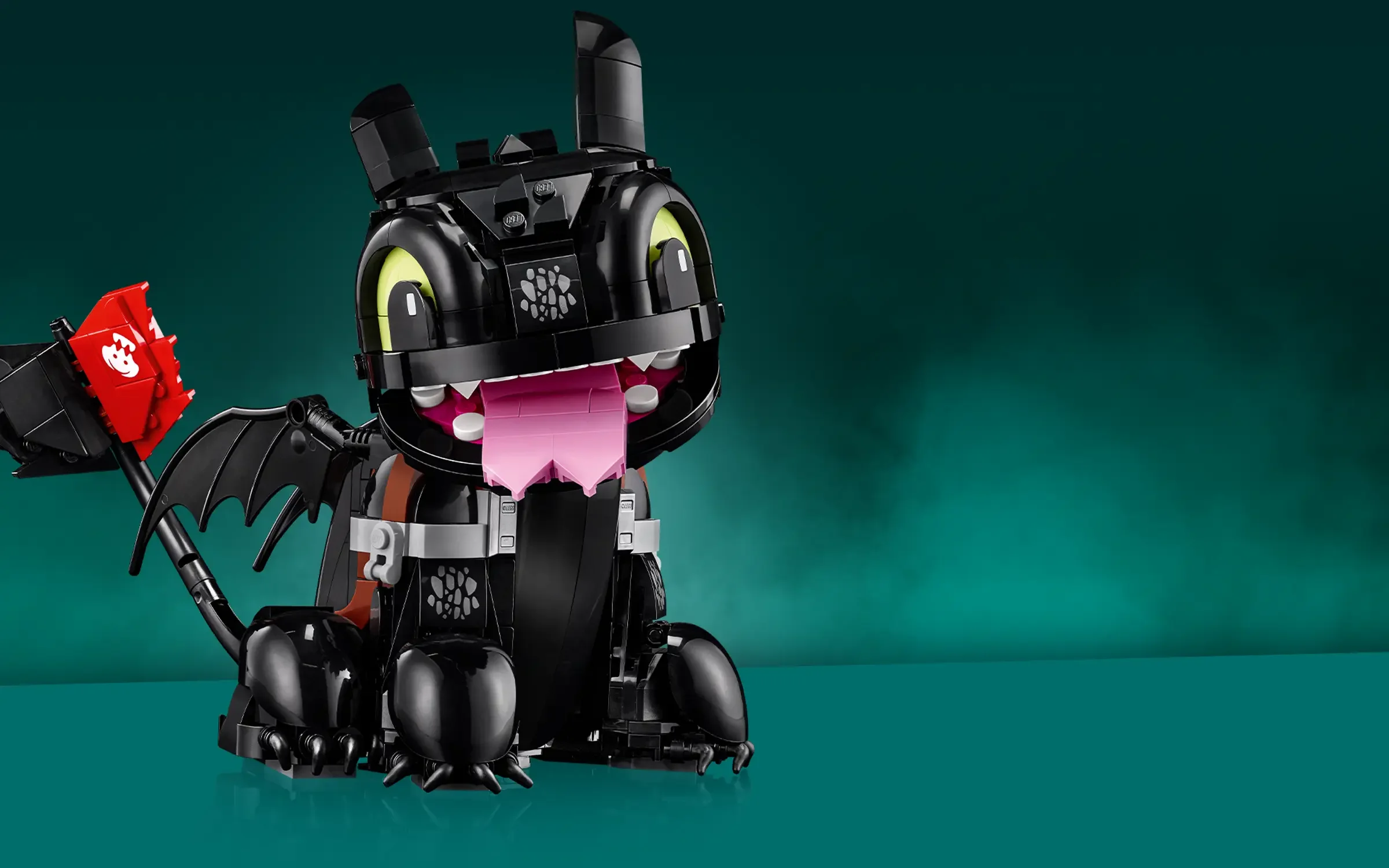 Modelul LEGO Toothless, adorabil și detaliat, cu aripile și coada roșie distinctivă.