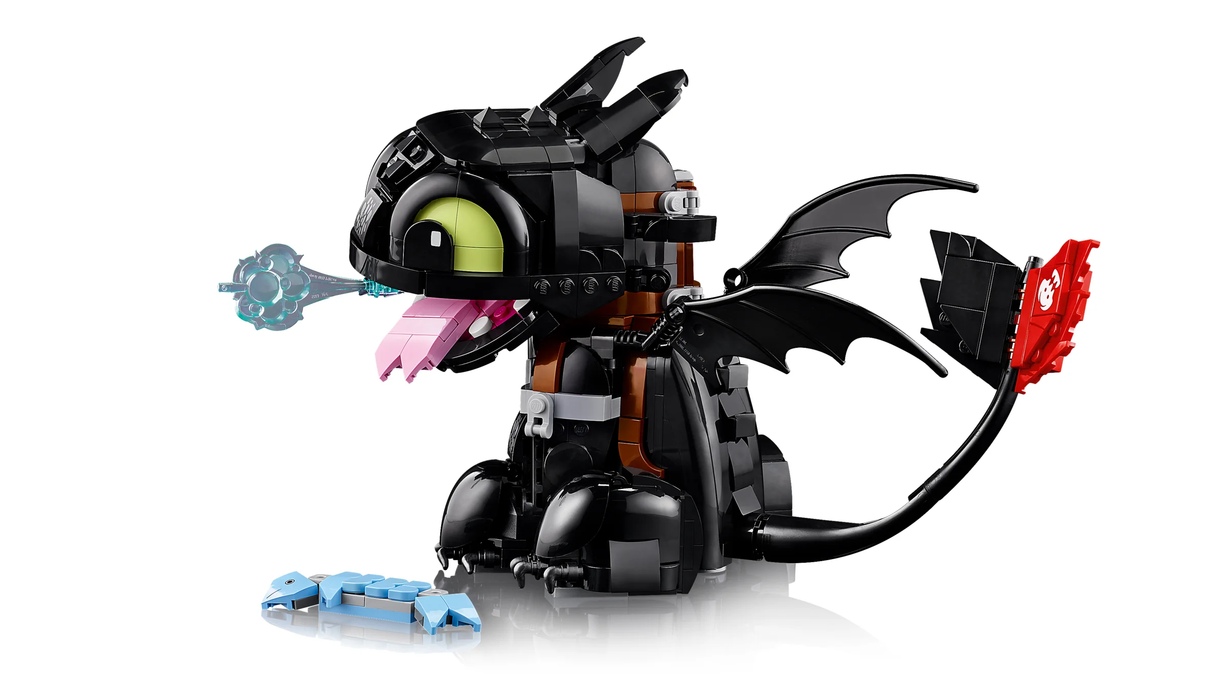 Imagine cu Toothless din LEGO, aruncând flăcări albastre. Un model detaliat și expresiv.
