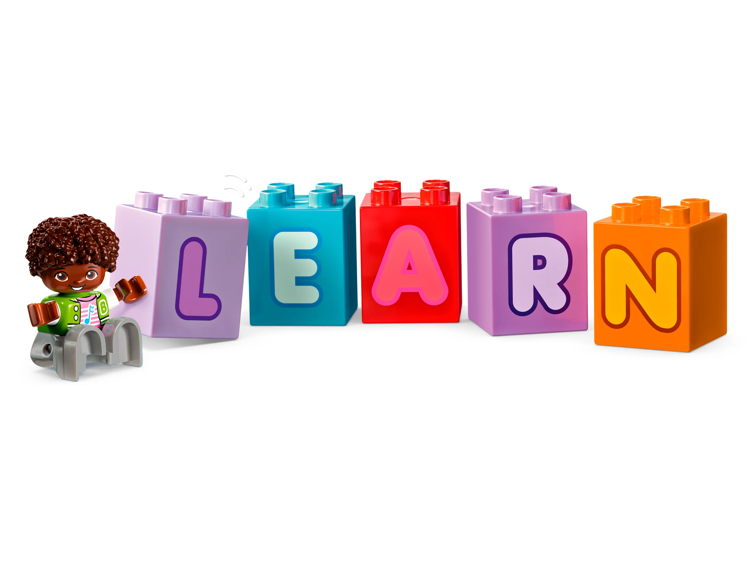 Un minifigur cu blocuri Duplo care formează cuvântul LEARN, perfect pentru învățare.