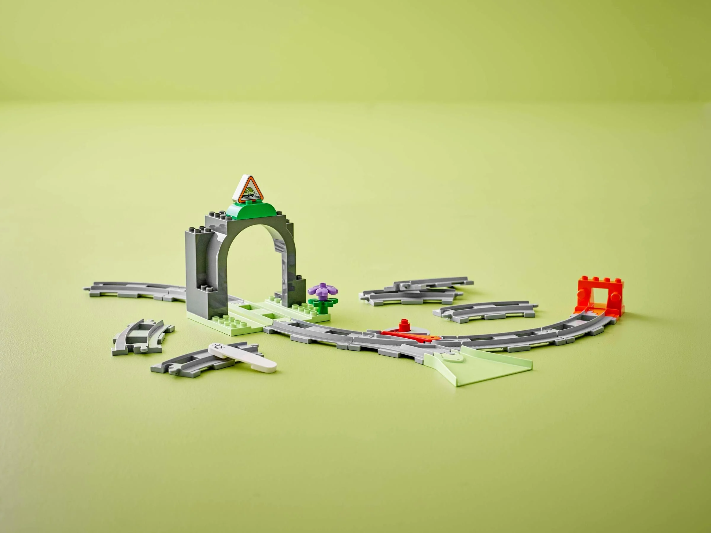 Imagine cu tunelul și șinele de tren Duplo (10425), prezentând aranjamentul pieselor. 
