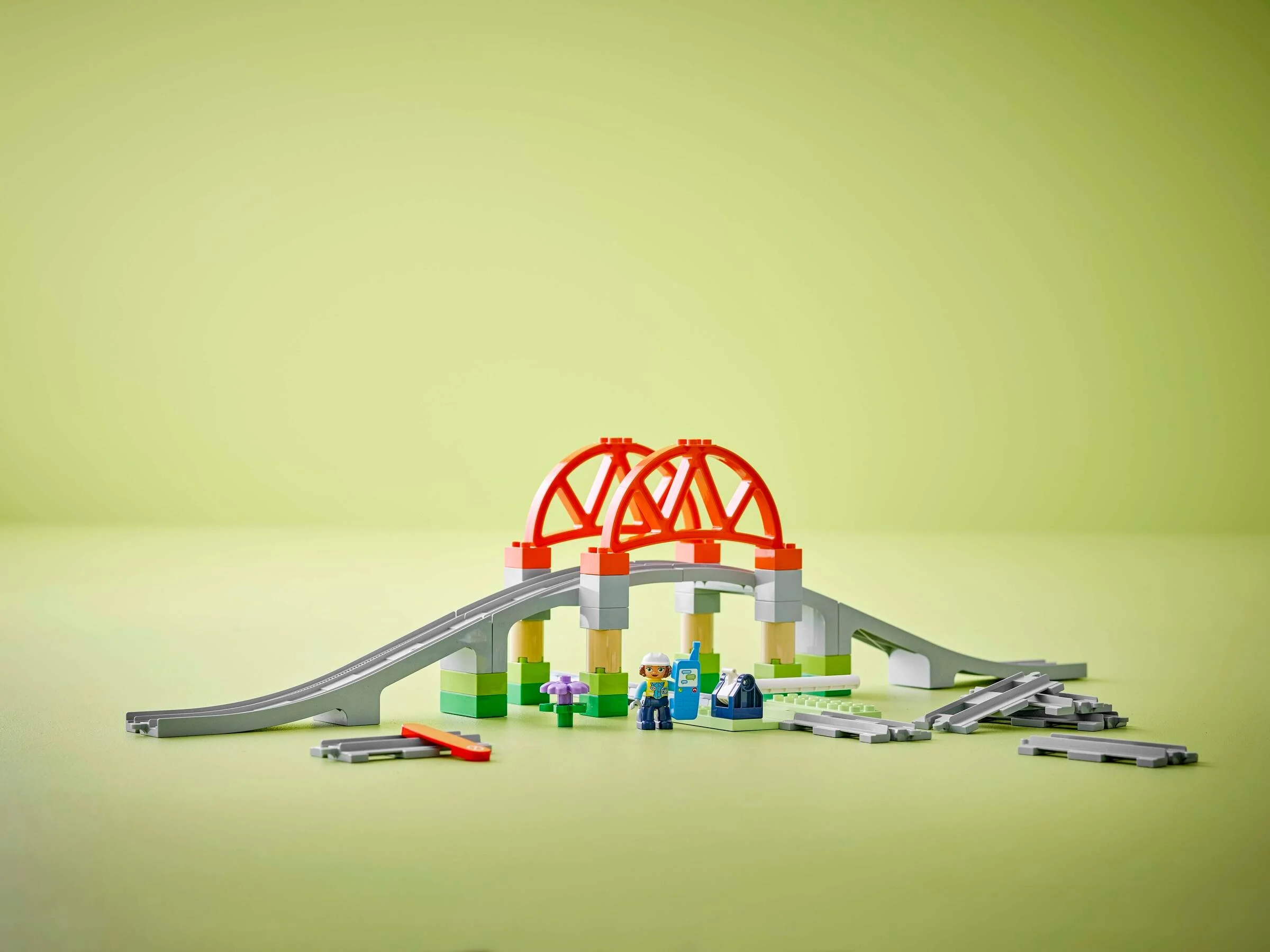 Set Duplo 10426 cu pod și șine de tren, aranjat pe un fundal verde.