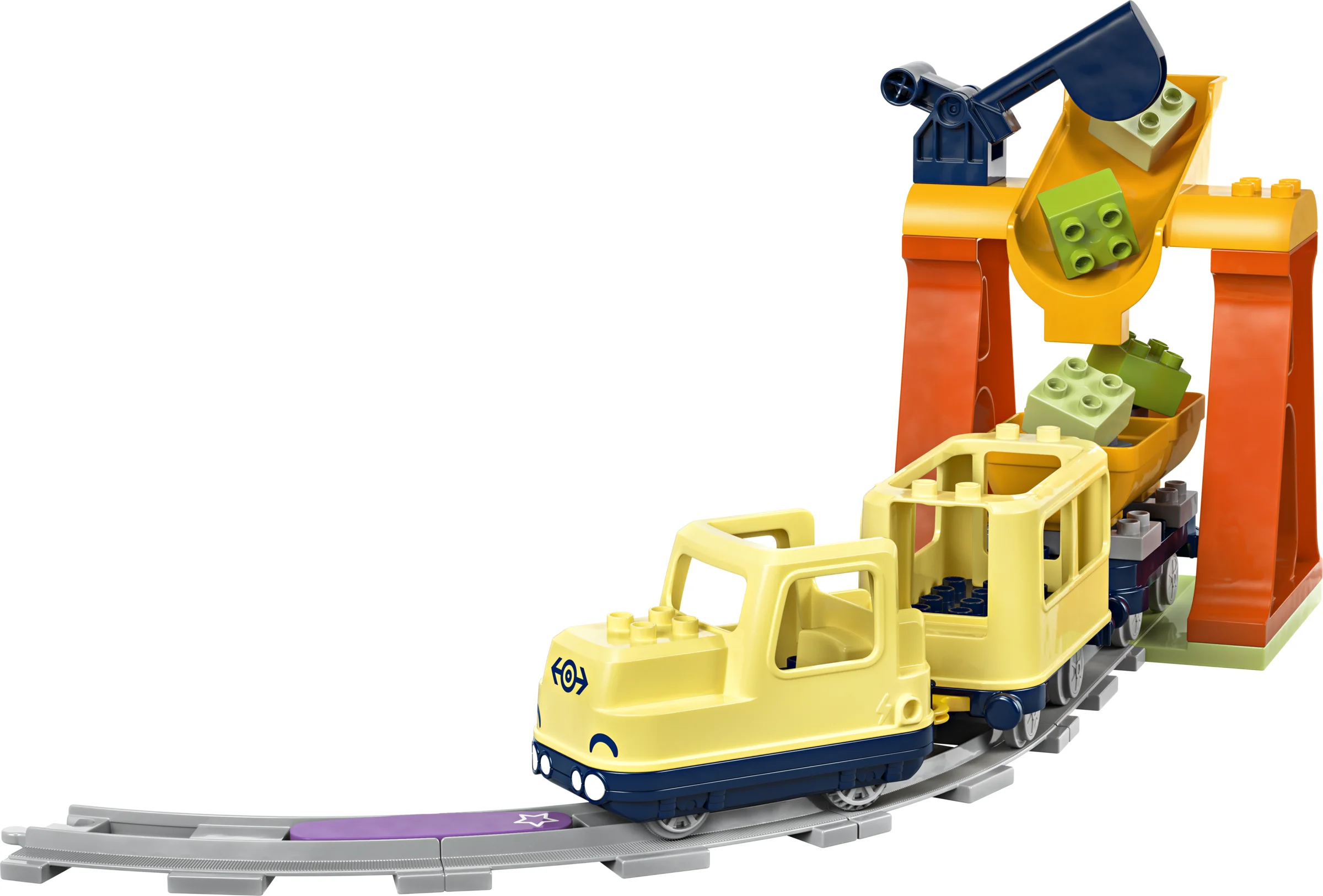 Tren interactiv Duplo cu vagon încărcat cu cărămizi, și o macara galbenă și albastră.