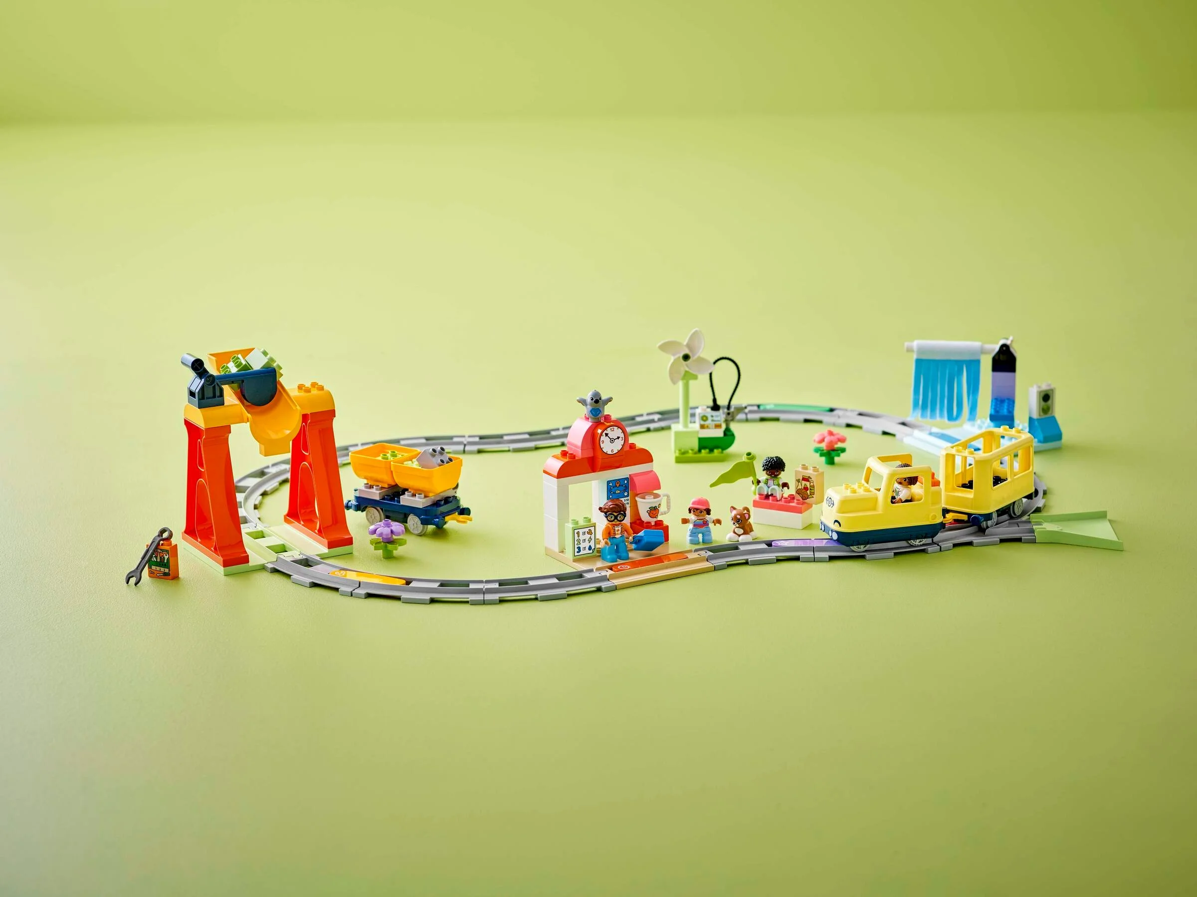 Imagine cu trenul interactiv Duplo 10428, cu diverse zone de joacă și figurine incluse.