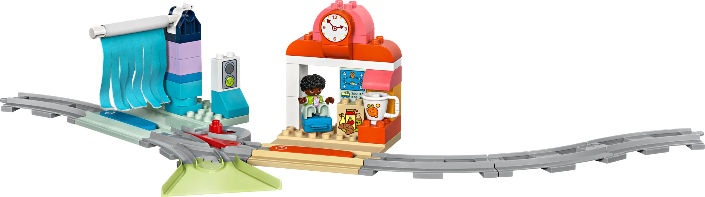 Imagine cu trenul interactiv Duplo 10428, stația și personajul. Elemente viu colorate.