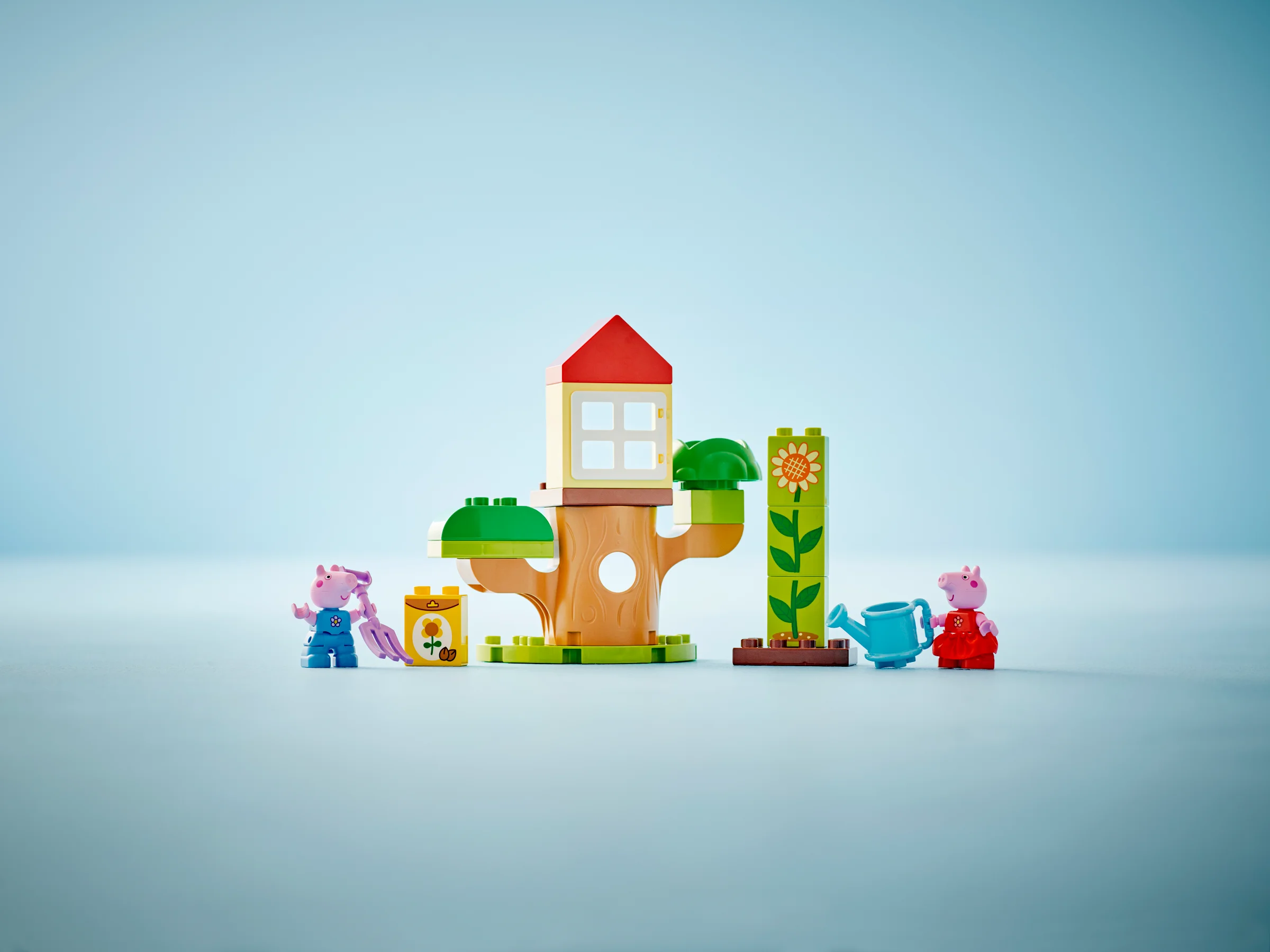 Setul LEGO Duplo 10431 „Grădina și Căsuța din Copac Peppa Pig”, imagine de ansamblu. Distracție garantată!
