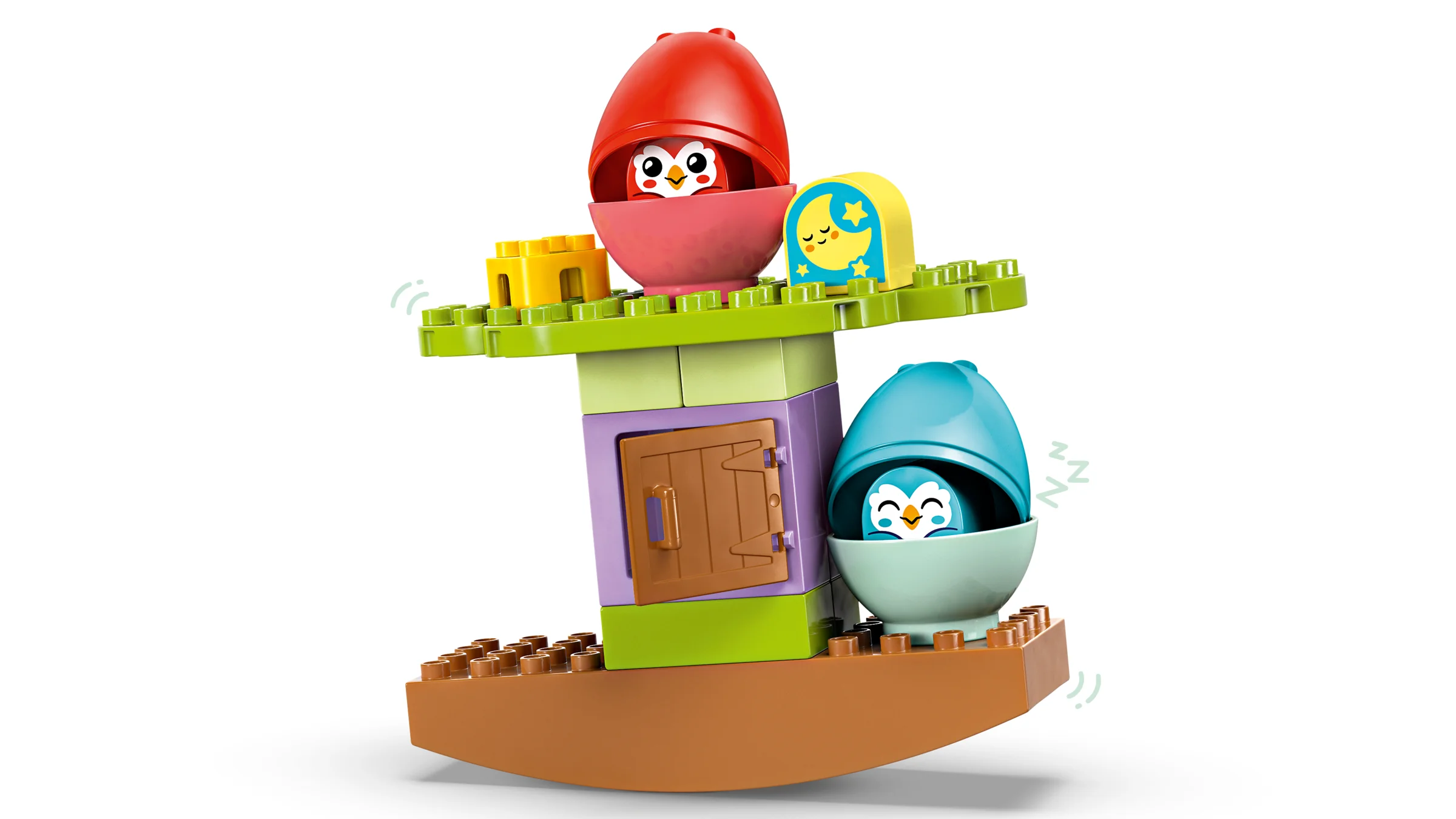 Arată copacul balansând cu pinguini Duplo colorați în ouă, gata de joacă.