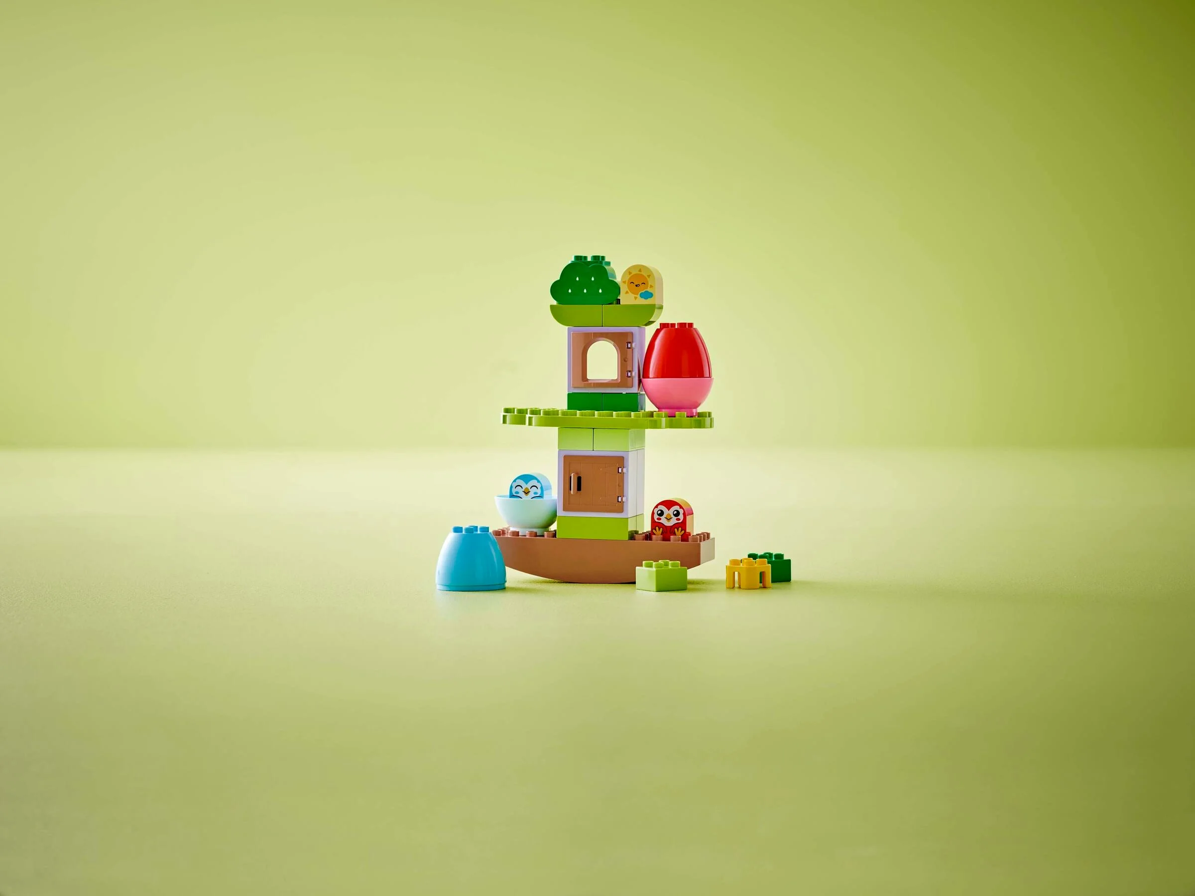 Arbore colorat Duplo cu figurine animale, ideal pentru joacă și echilibru. Un set educativ și distractiv.