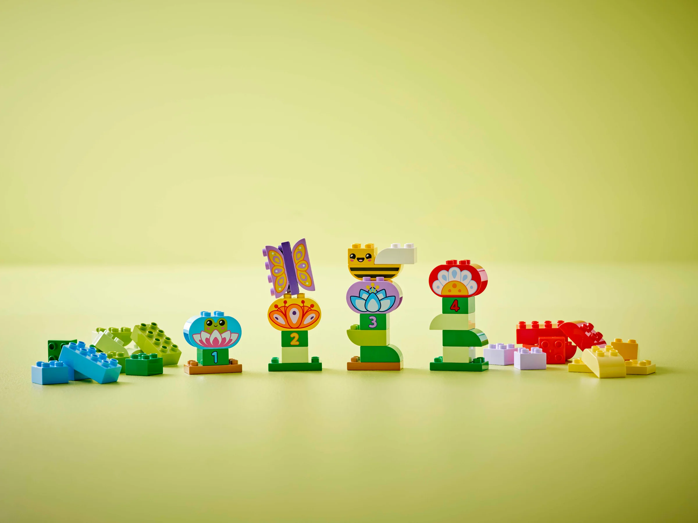 Imagine cu florile și insectele Duplo numerotate, un set distractiv și educativ.