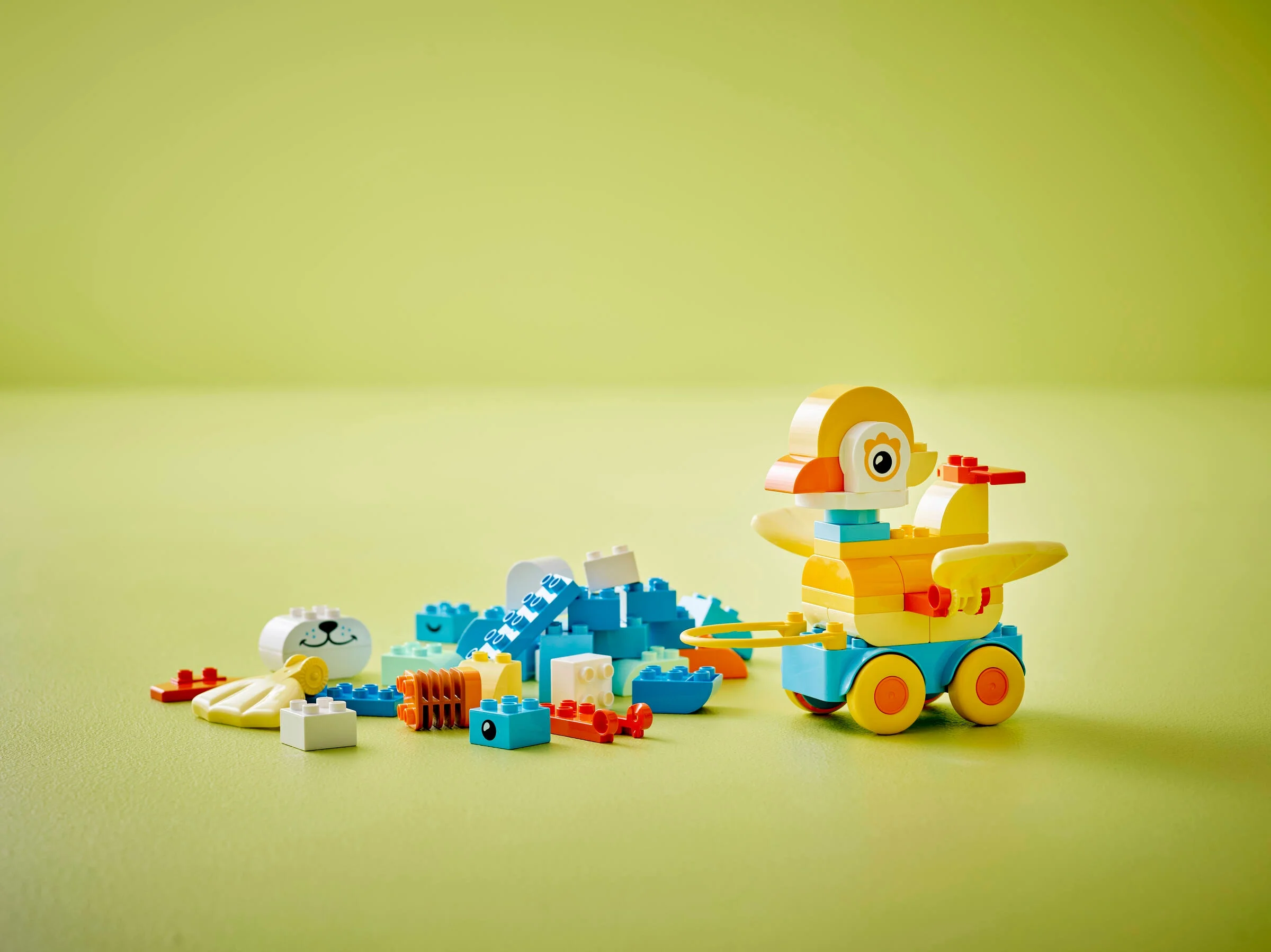 Setul Duplo 10448 include o rață colorată pe roți și piese suplimentare pentru construit. Jucării pentru copii.