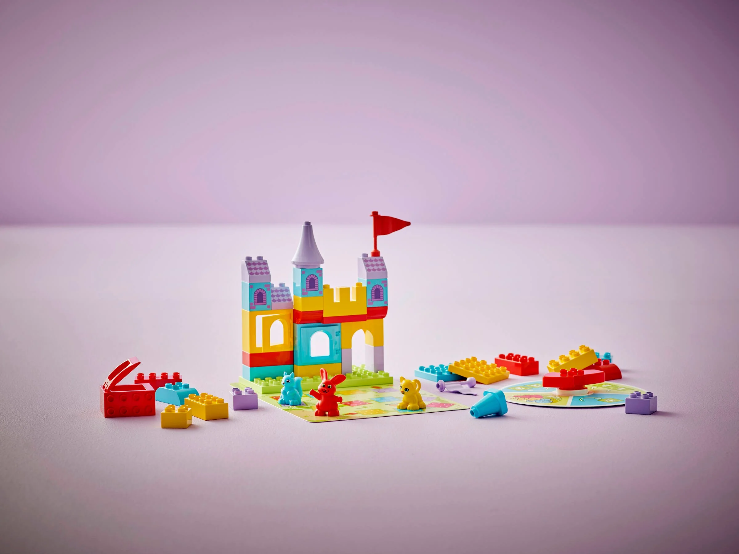 Imagine cu castelul Hopsy Duplo (10450) și elemente de joc, viu colorate.