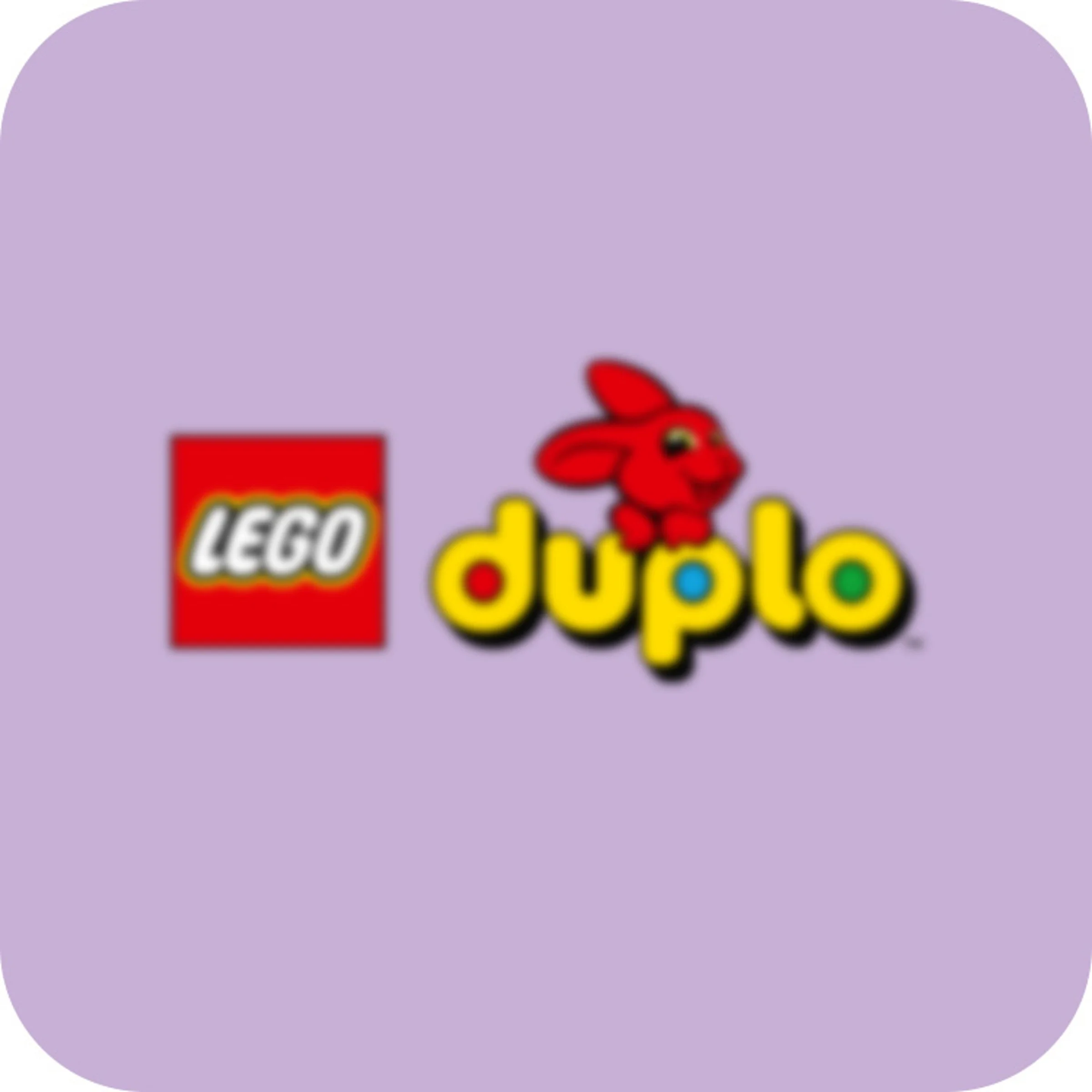 Logo-ul LEGO Duplo, cu un iepure roșu, pe un fundal mov pastel.