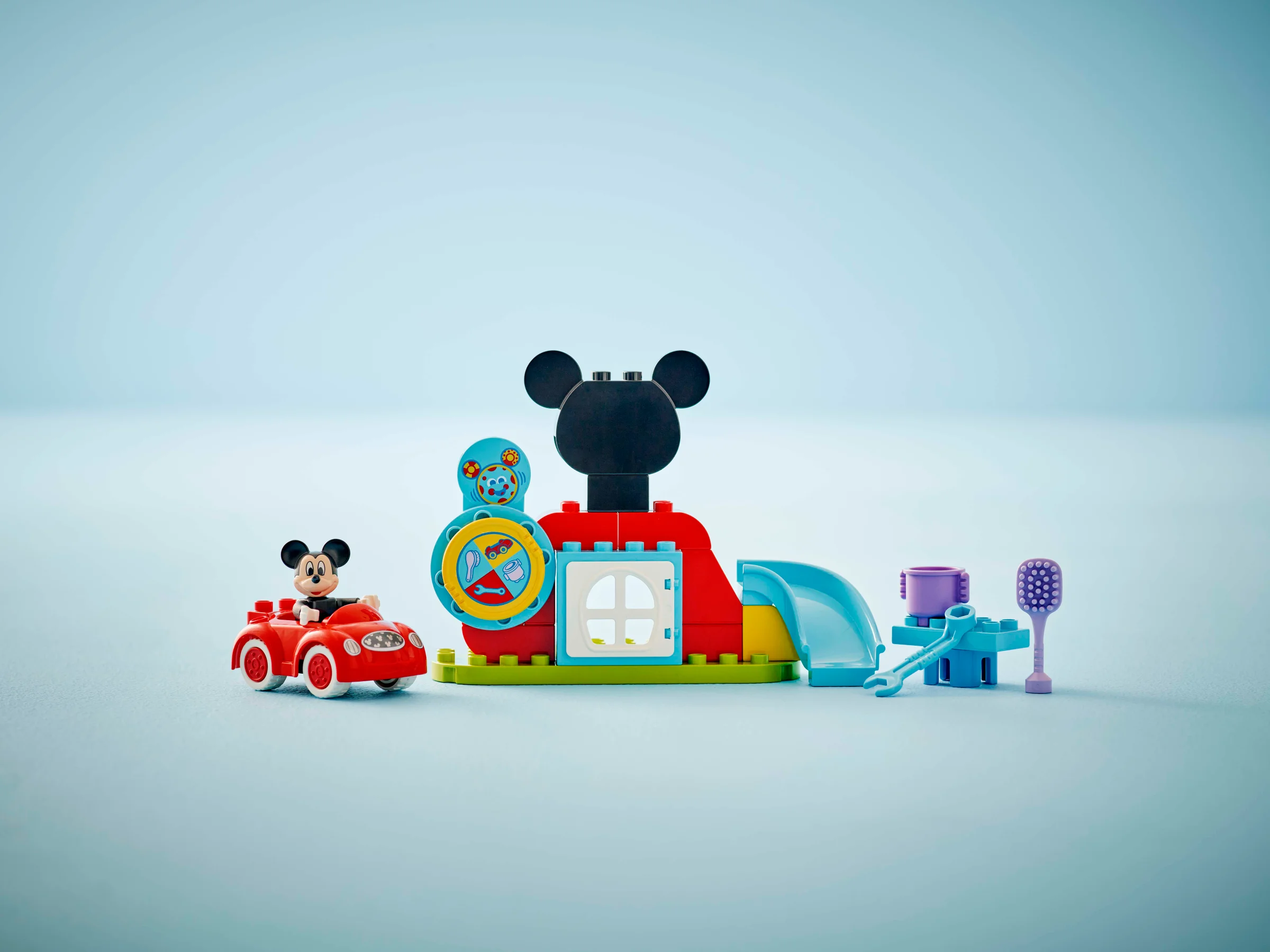 Setul LEGO DUPLO Mickey Mouse Clubhouse & Car. Include mașină, club și minifigurina Mickey Mouse.