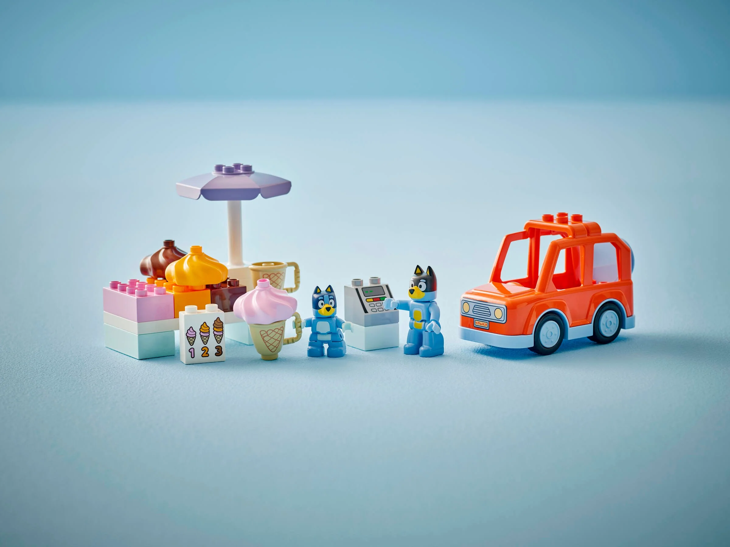 Imagine cu setul LEGO Duplo 10458, excursie la înghețată cu Bluey, complet asamblat.