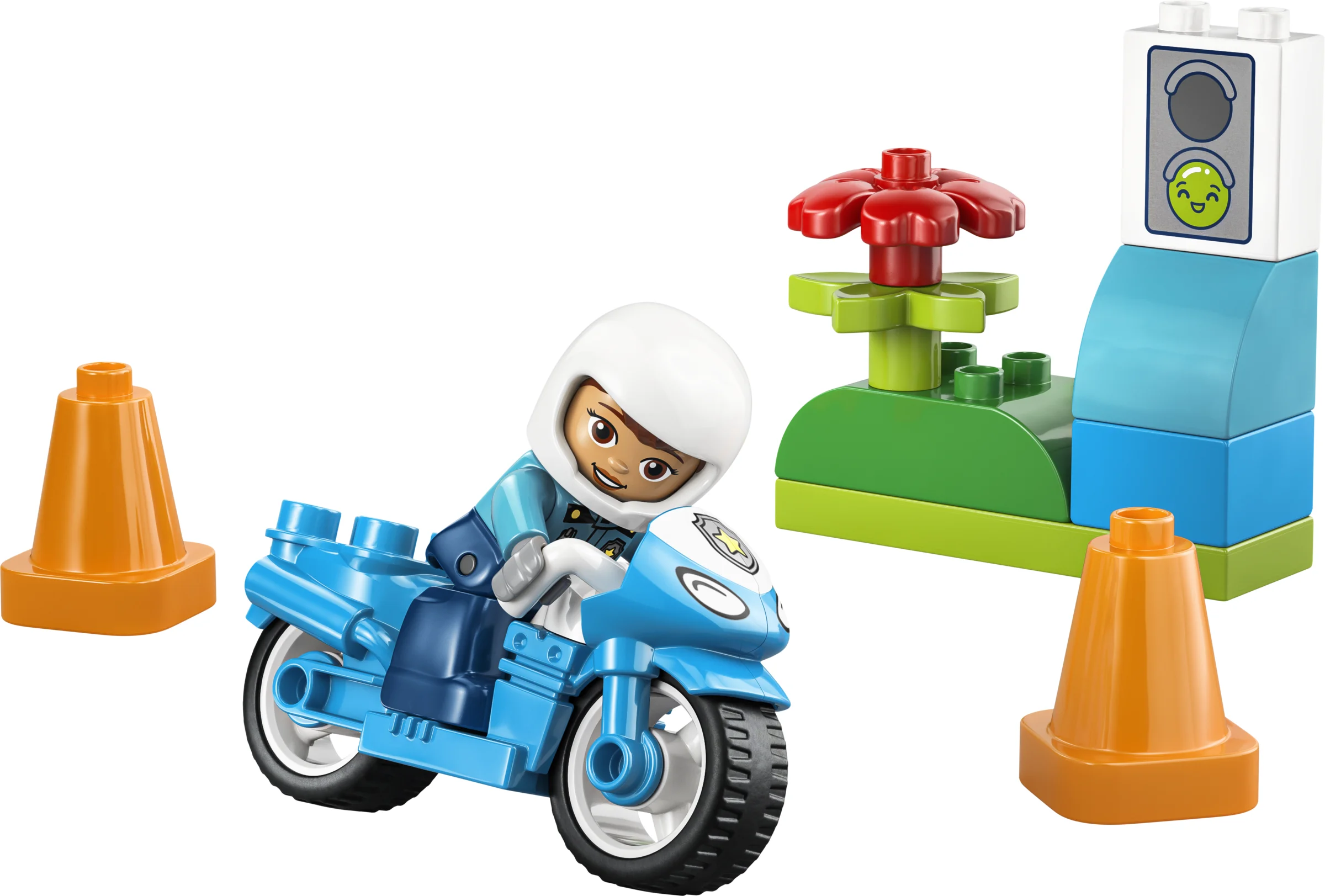 Imagine cu motocicleta albastră Duplo și polițista, alături de conuri și o floare, pe fundal alb.
