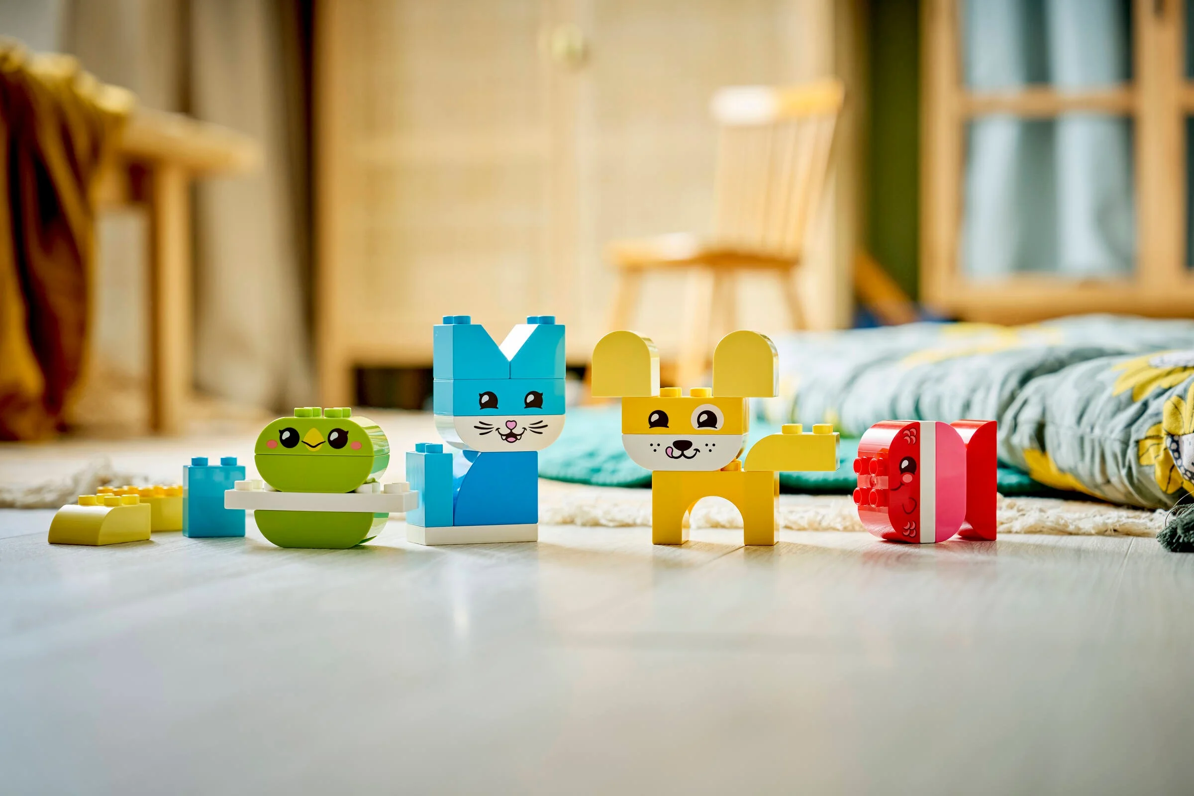 Imagine cu setul LEGO Duplo 10477, cu animale construite din cărămizi colorate.