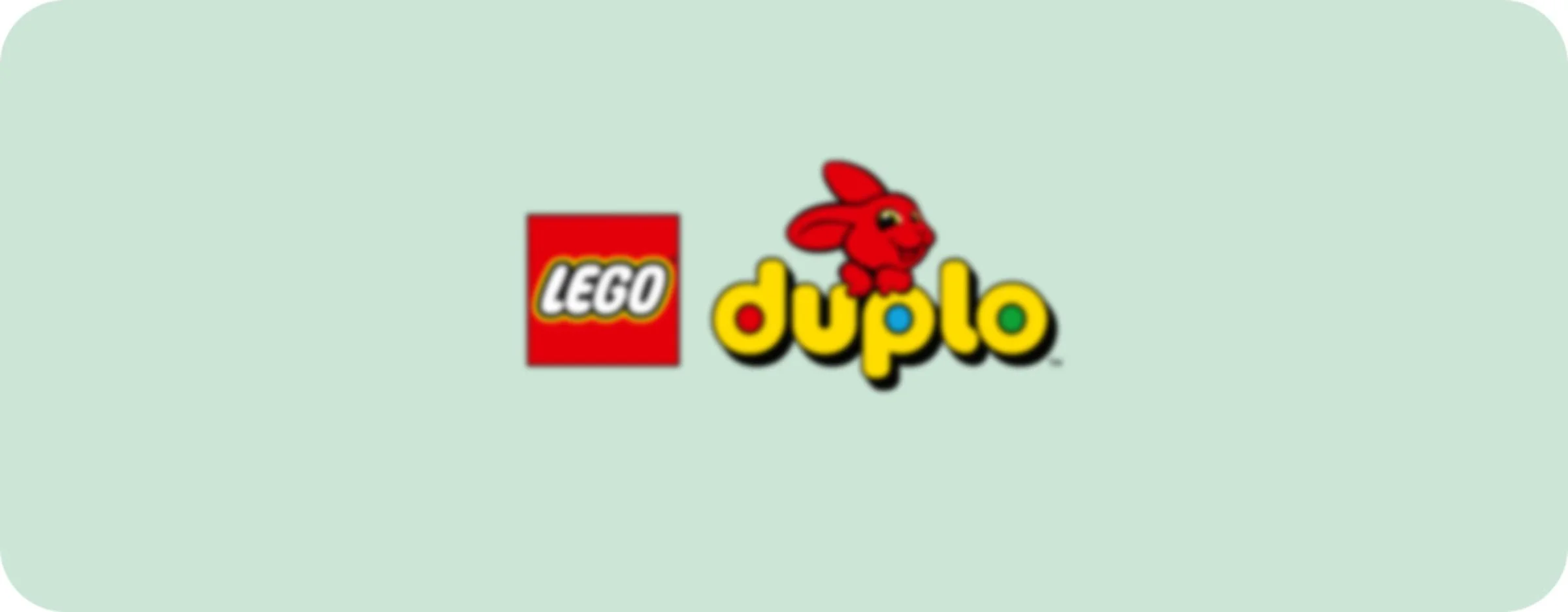 Siglele LEGO și Duplo, alături de mascota iepuraș Duplo, pe un fundal verde pastel.