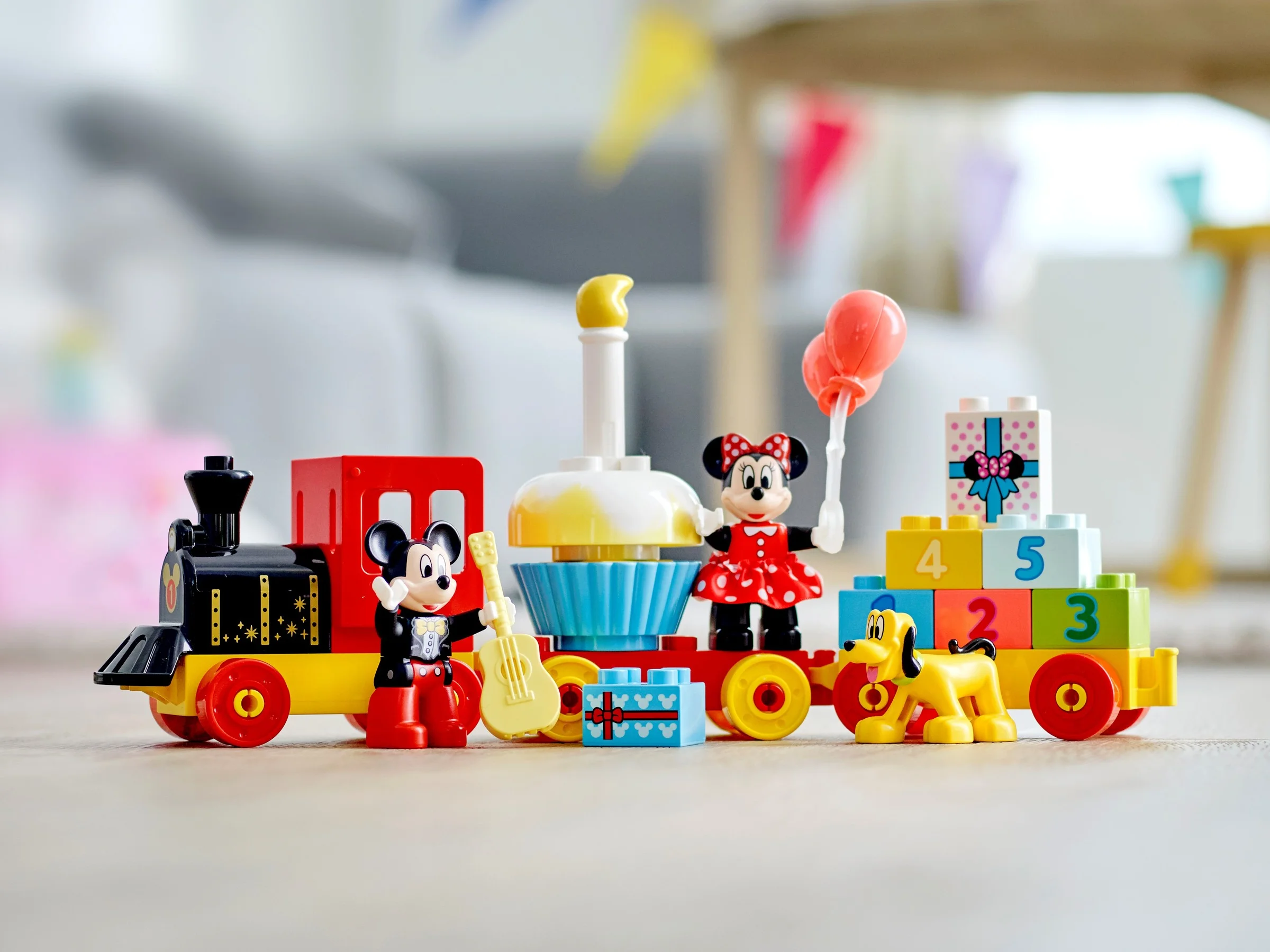 Imagine cu trenulețul aniversar Duplo Mickey și Minnie, cu figurine și elemente colorate. Super!