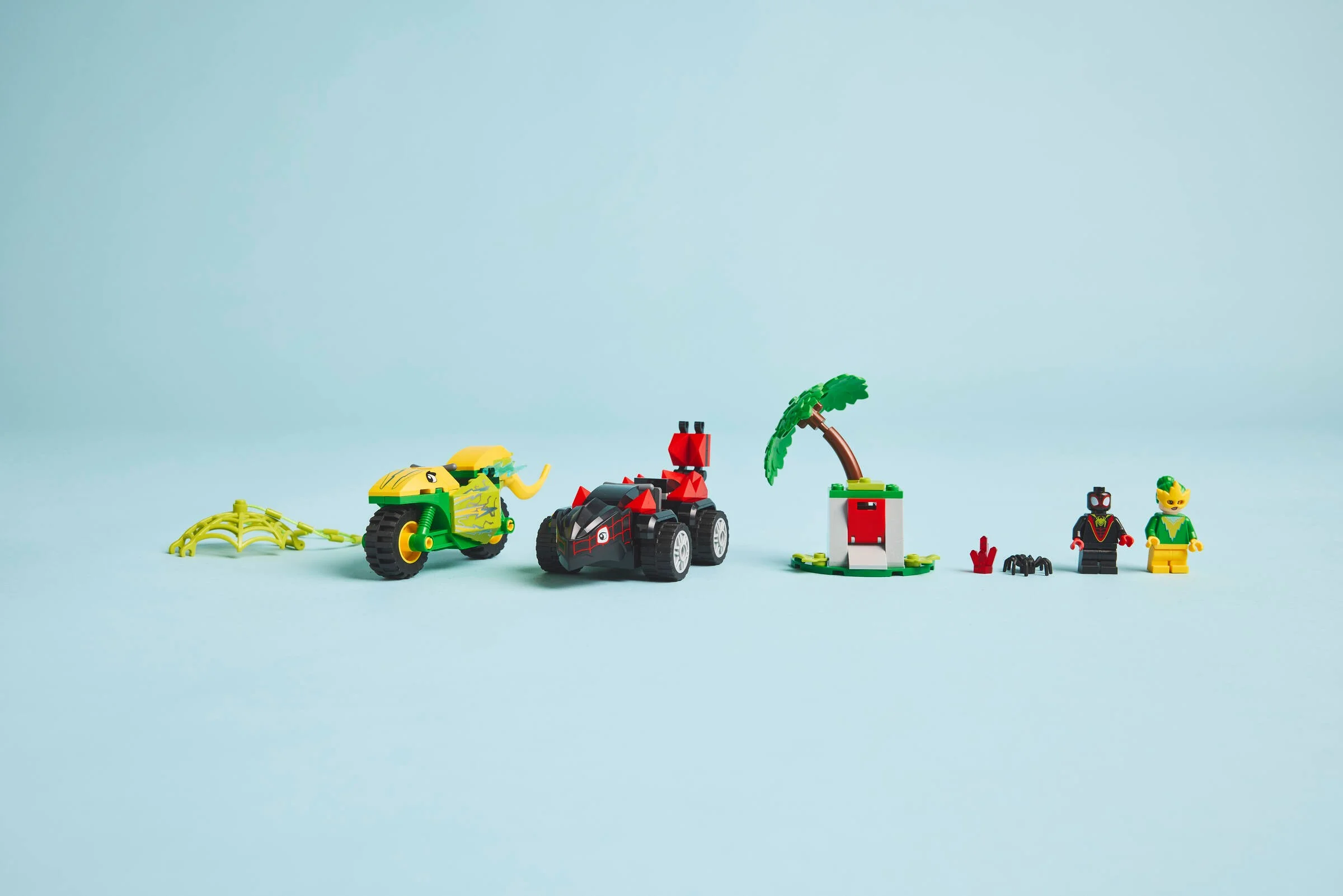 Setul LEGO 11198 prezintă vehiculele și minifigurinele într-o scenă statică, pe fundal albastru.