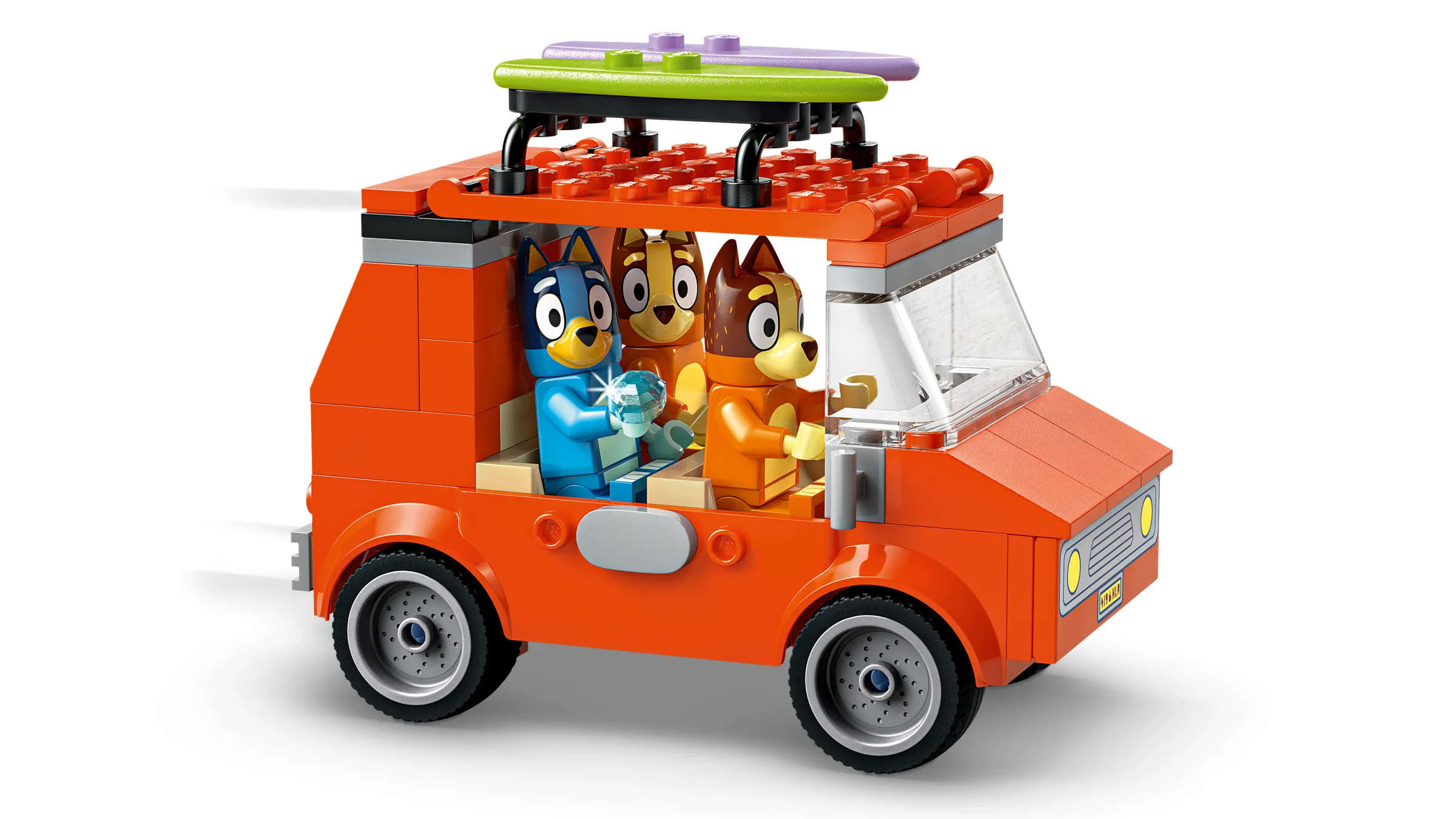 Mașina familiei Bluey, cu figurinele Bluey, Bingo și tata, gata de aventură la plajă.