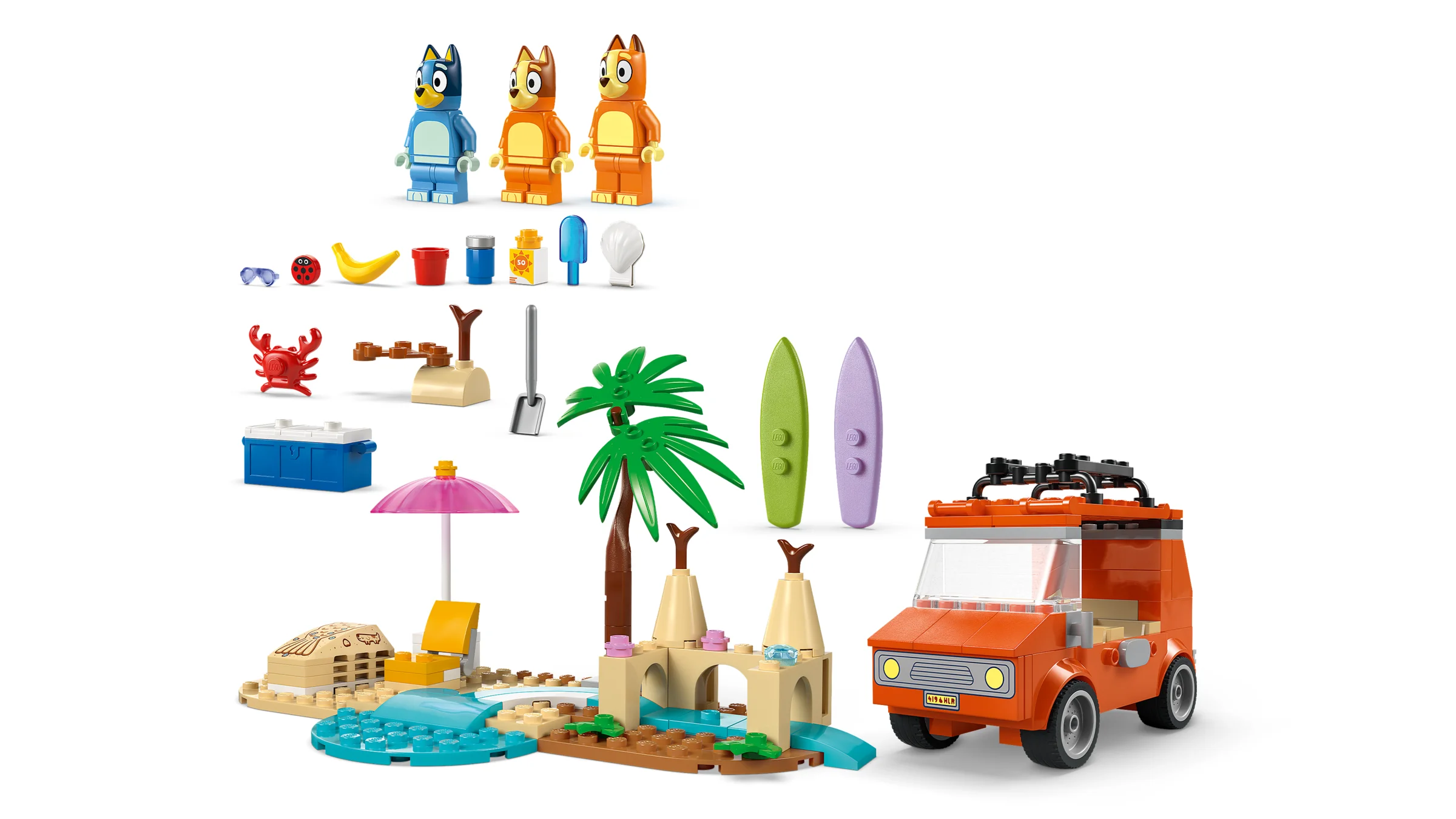 Setul include minifigurinele Bluey, Bingo, părinții și o mașină de familie cu tematică de plajă.