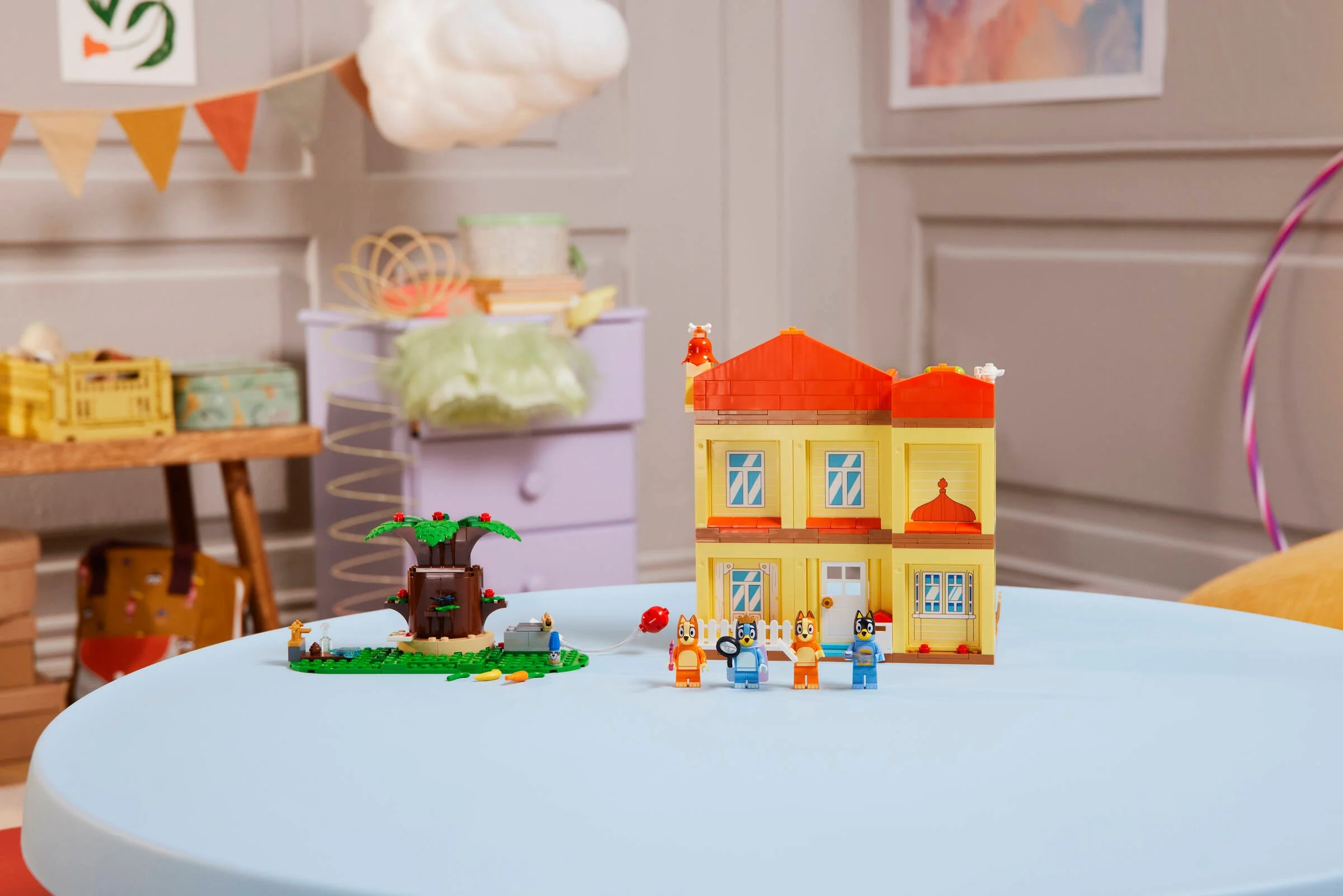 Setul LEGO Bluey's Family House, cu casa și minifigurinele Bluey și familia sa.