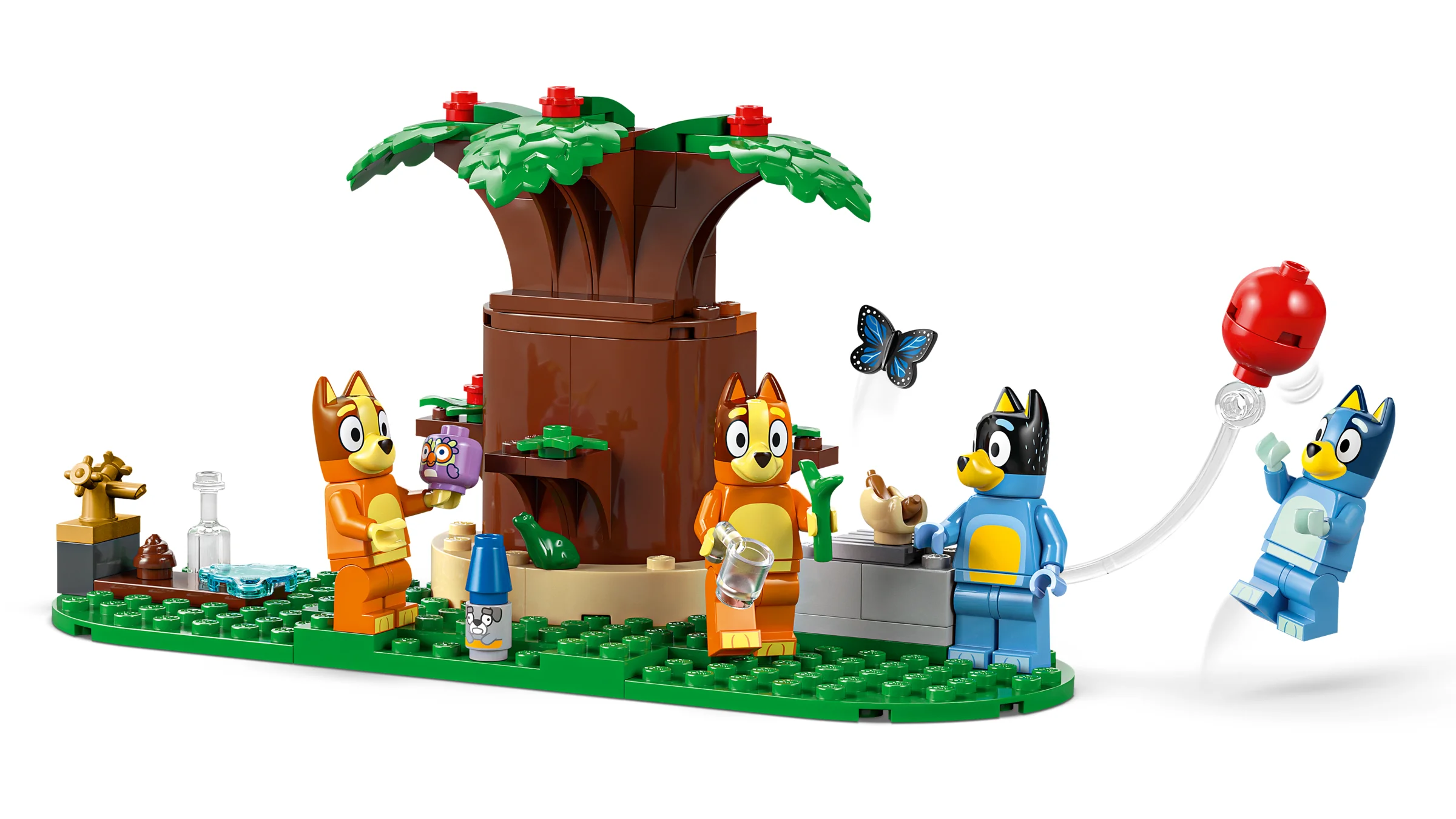 Setul LEGO Bluey's Family House cu minifigurinele Bluey, Bingo, Bandit și Chilli.