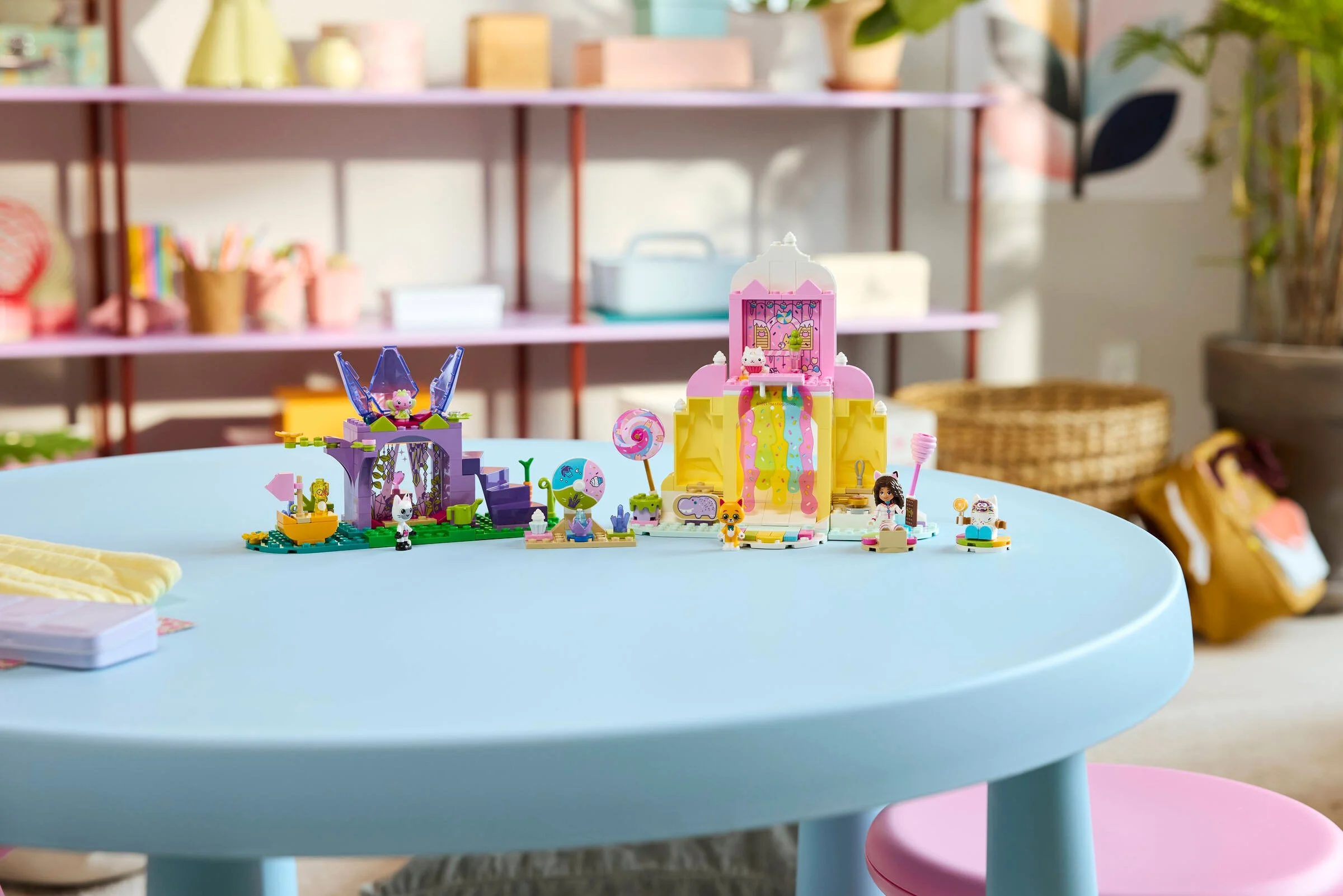 Setul LEGO 11205 „Muntele Dulciurilor și Grădina lui Kitty”, o scenă de joacă încântătoare.