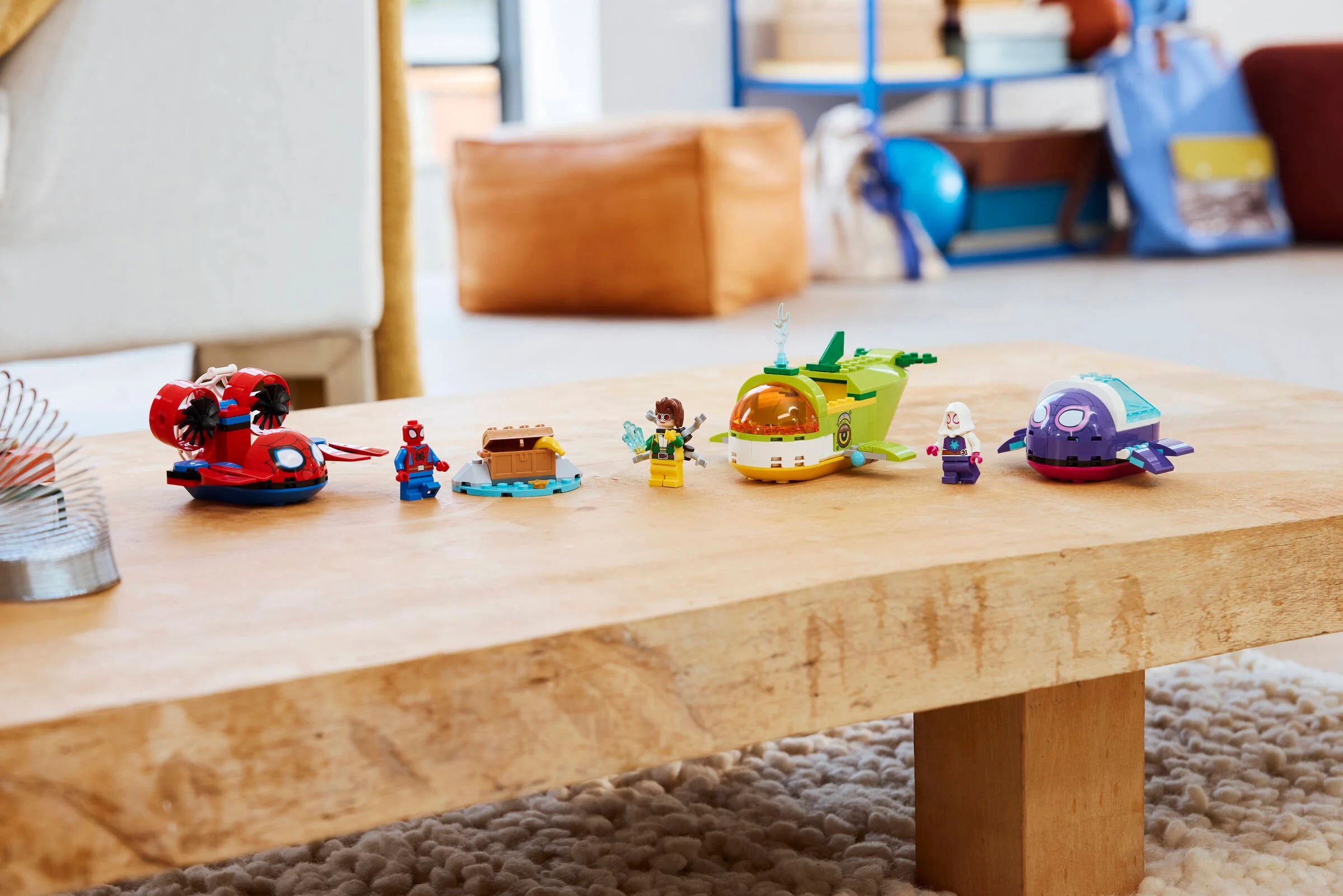 Vehiculele subacvatice Spidey LEGO 11207 prezentate pe o masă de lemn. Include minifigurine și submarine colorate.