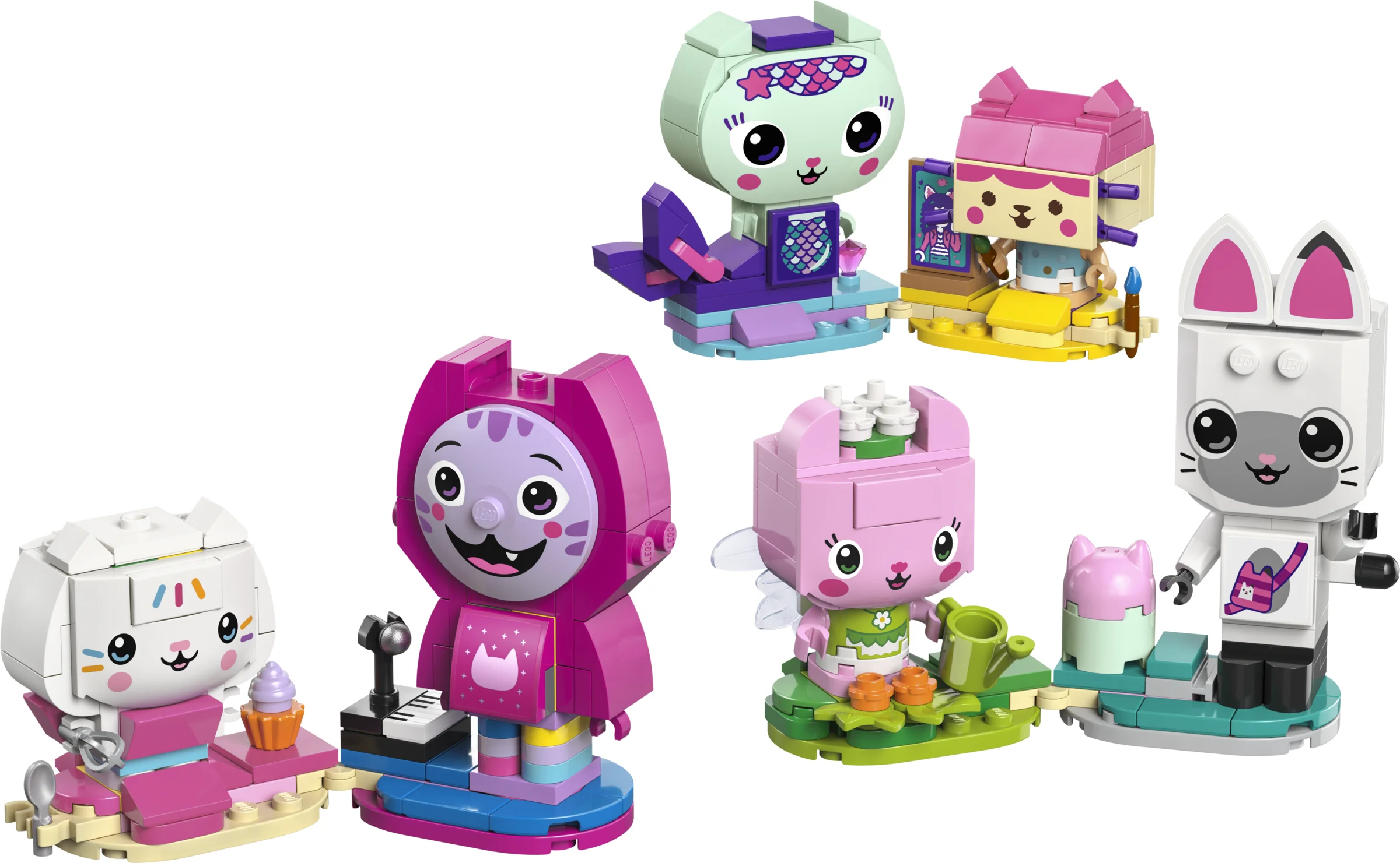 Prezentare cu cele cinci figurine pisică construite din cărămizi LEGO.