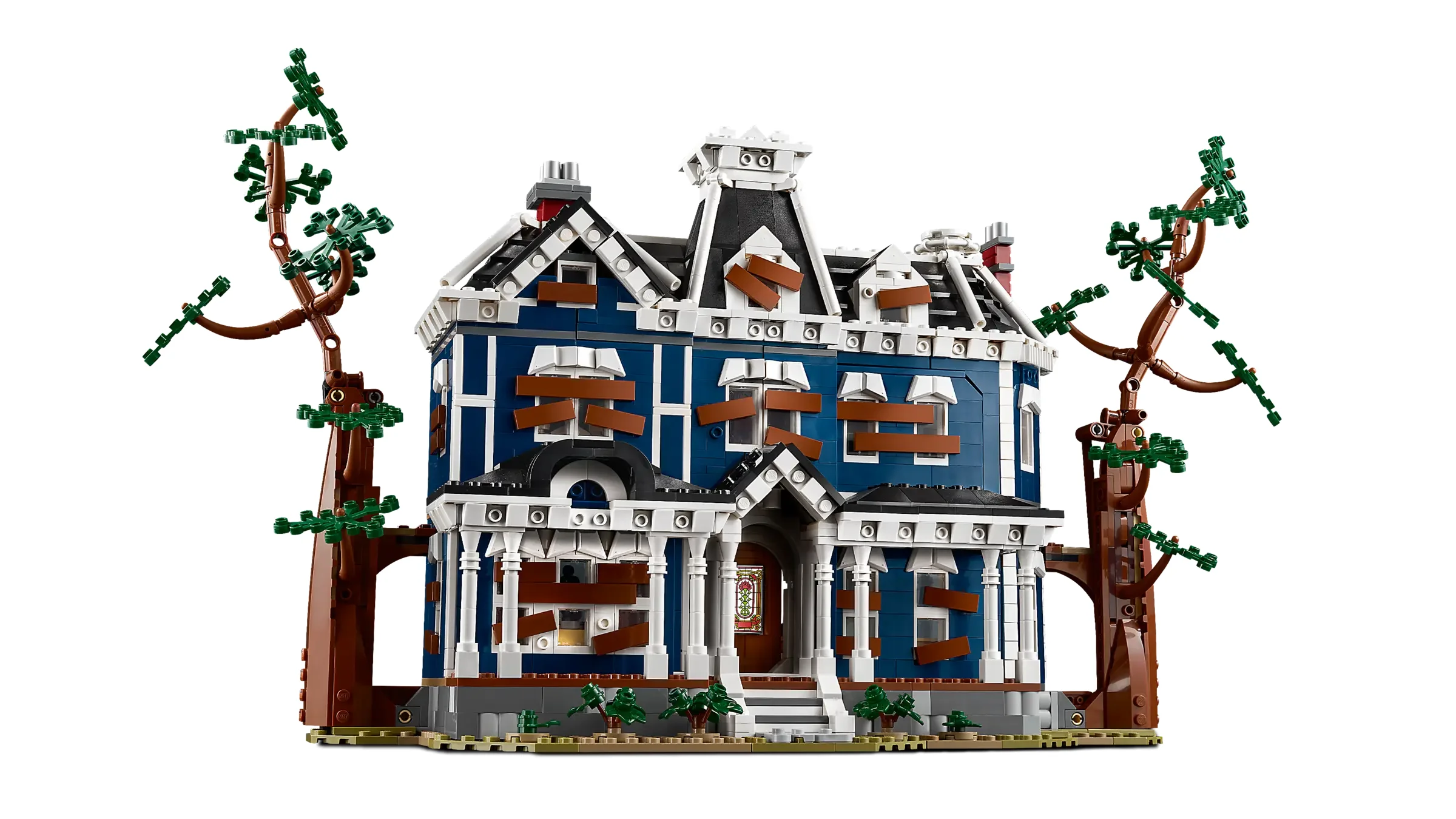Imagine cu casa Creel, un model LEGO detaliat, cu scânduri la ferestre și copaci uscați.