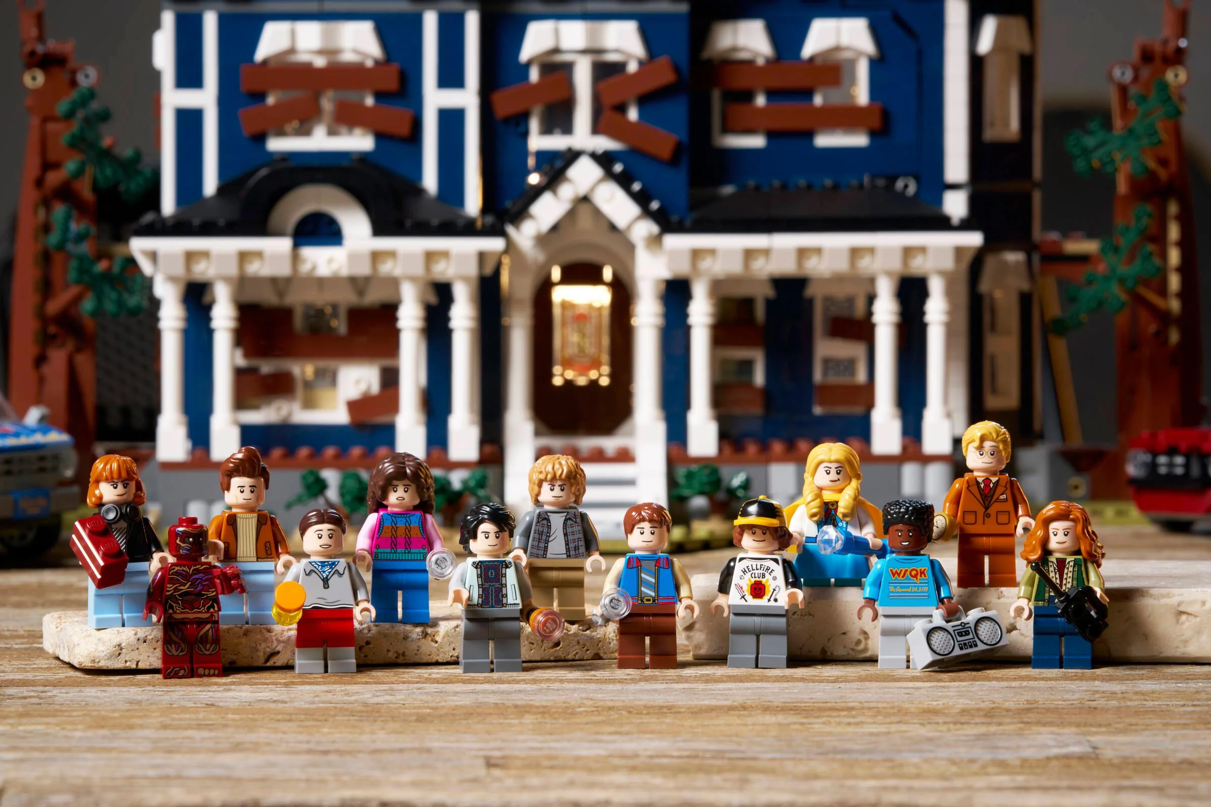 Imagine cu casa Creel din Stranger Things și minifigurinele LEGO incluse în set.