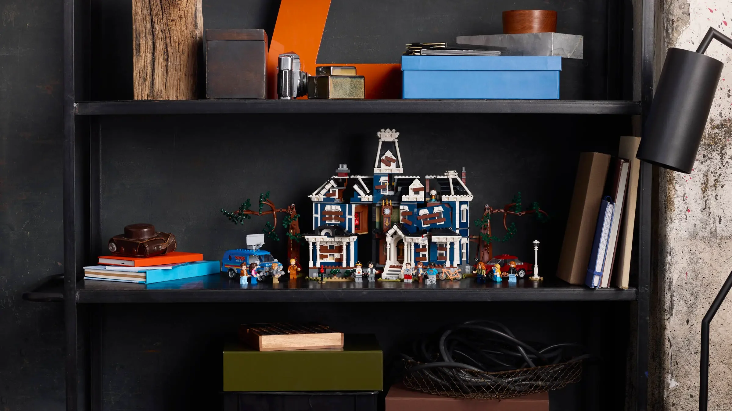 Creel House LEGO Stranger Things, modelul complet pe un raft. Atmosferă întunecată.