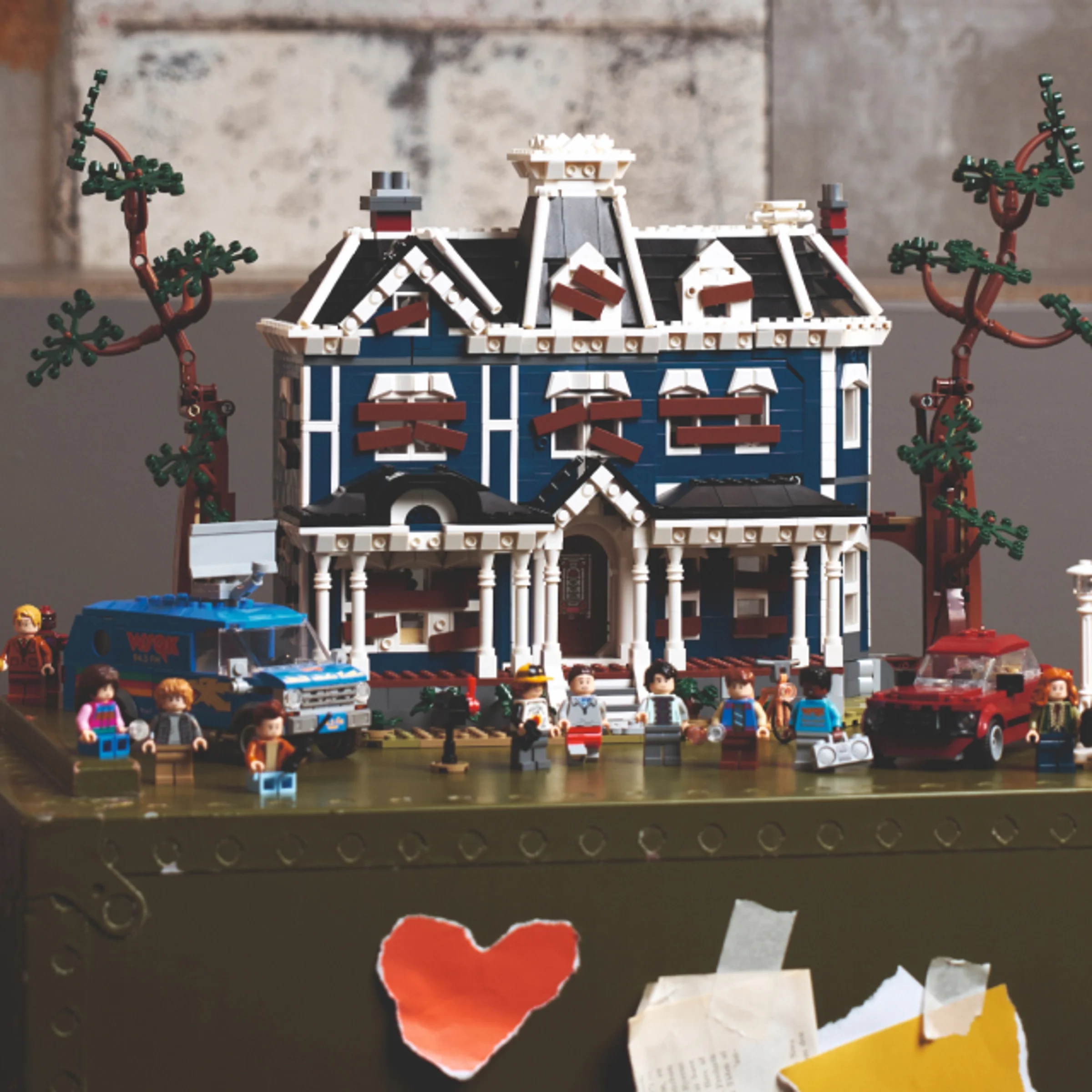 Imagine cu modelul LEGO complet al Casei Creel din Stranger Things, cu minifigurine.