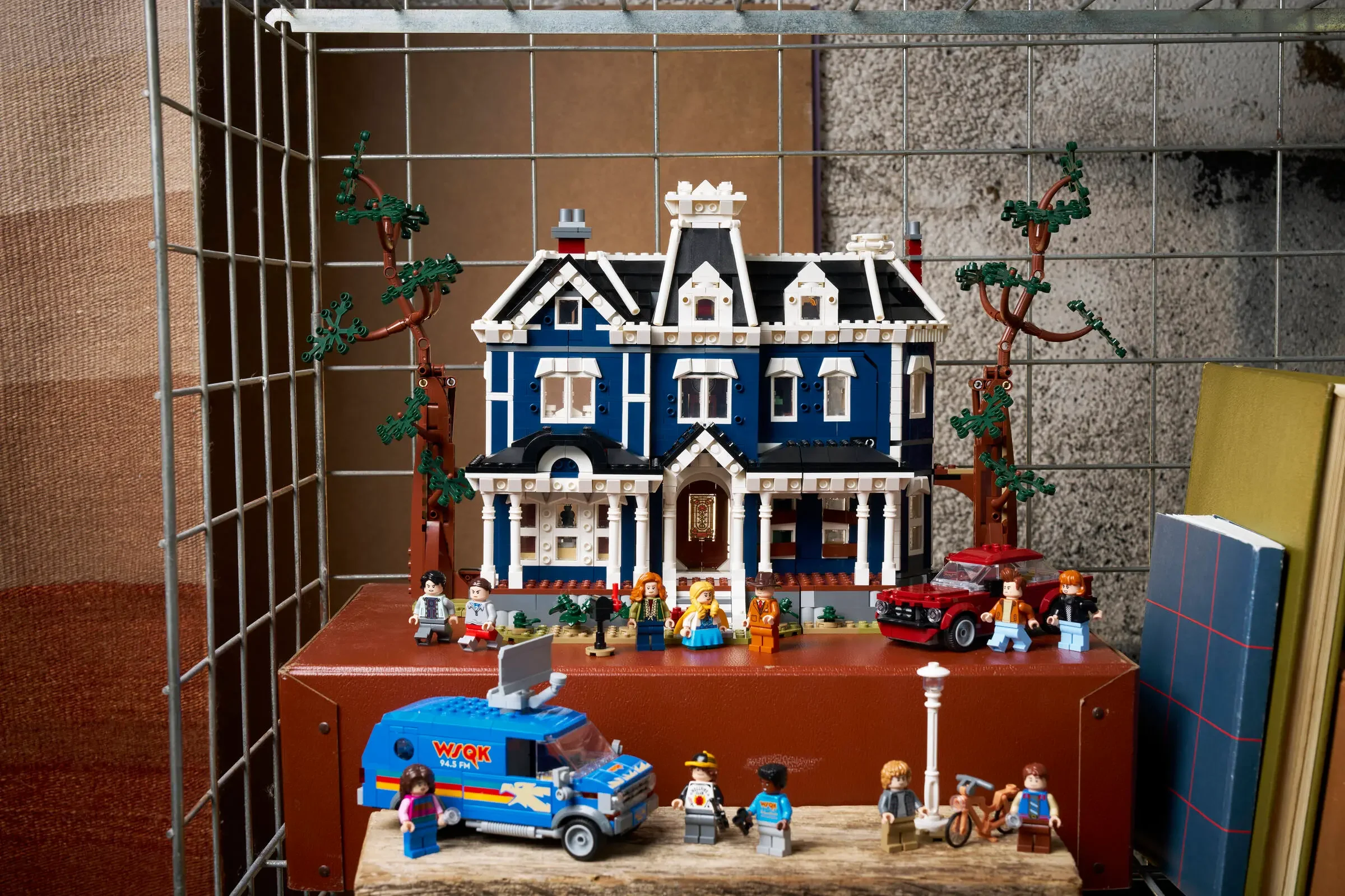 Prezentare completă a setului Creel House, cu minifigurine și vehicule. Imagine de ansamblu.