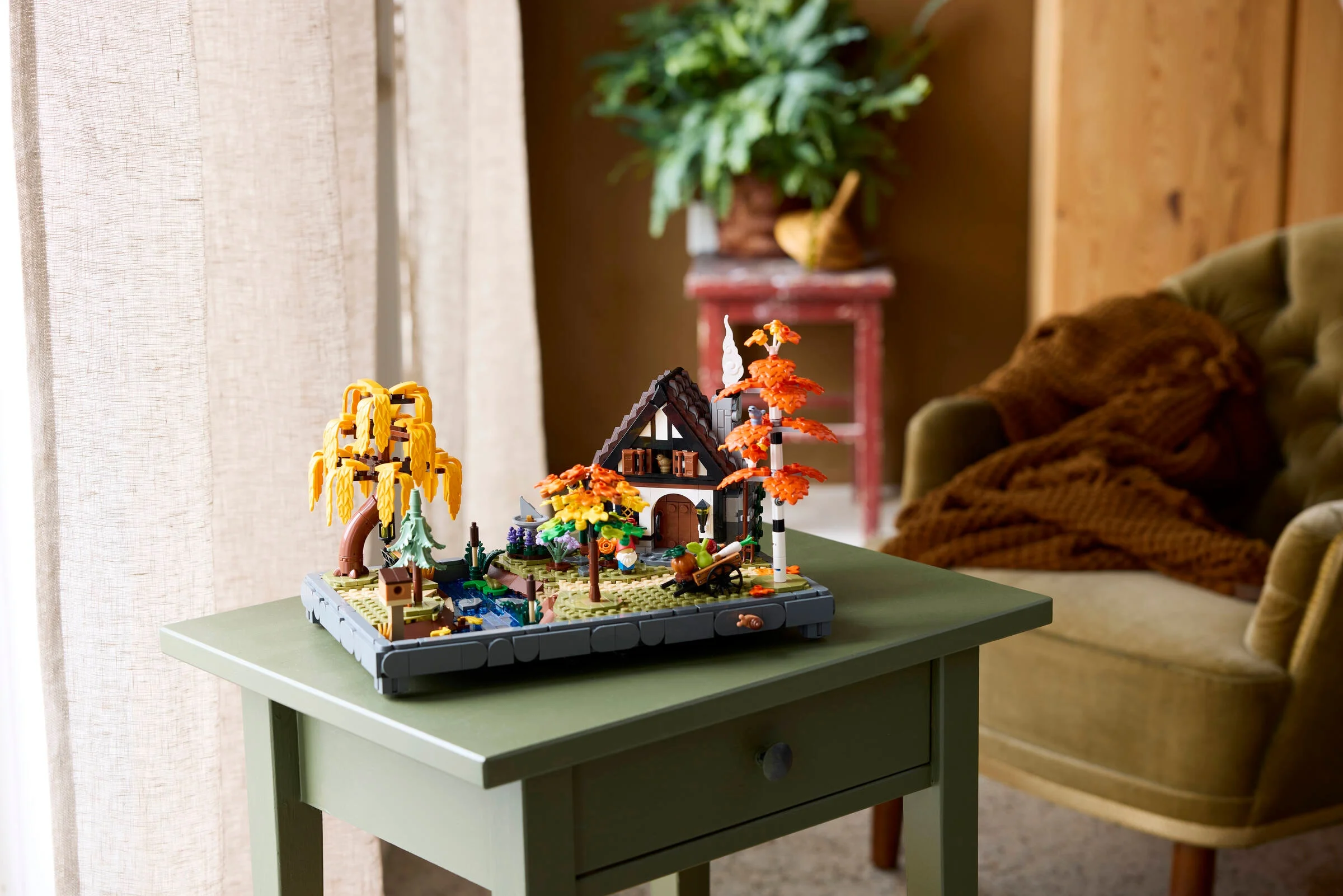 O prezentare a modelului LEGO Autumn Cottage Garden (11372), cu detalii tomnatice și căsuță pitorească.