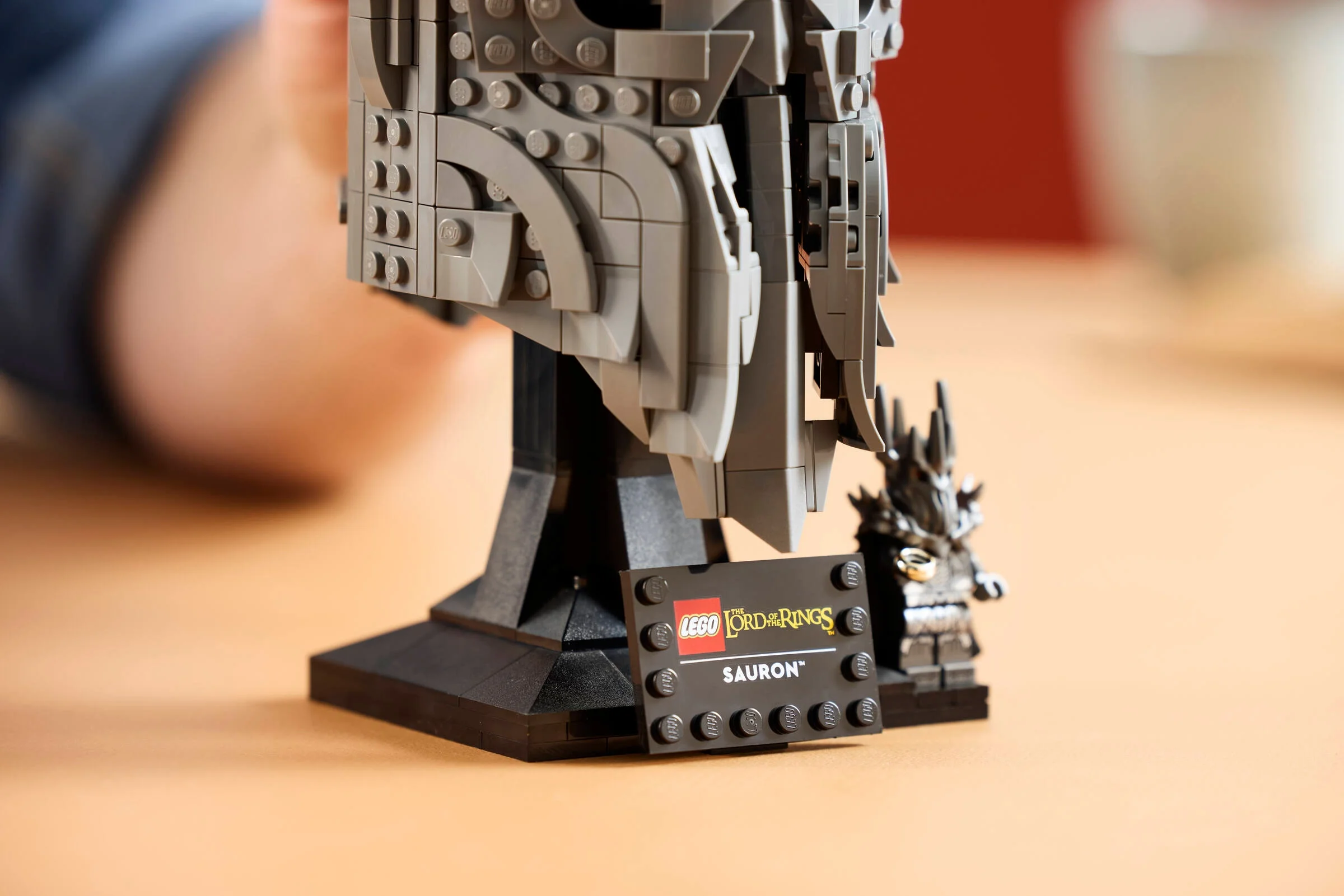 Casca lui Sauron și minifigurina, detaliu. O imagine detaliată cu finisajul modelului.