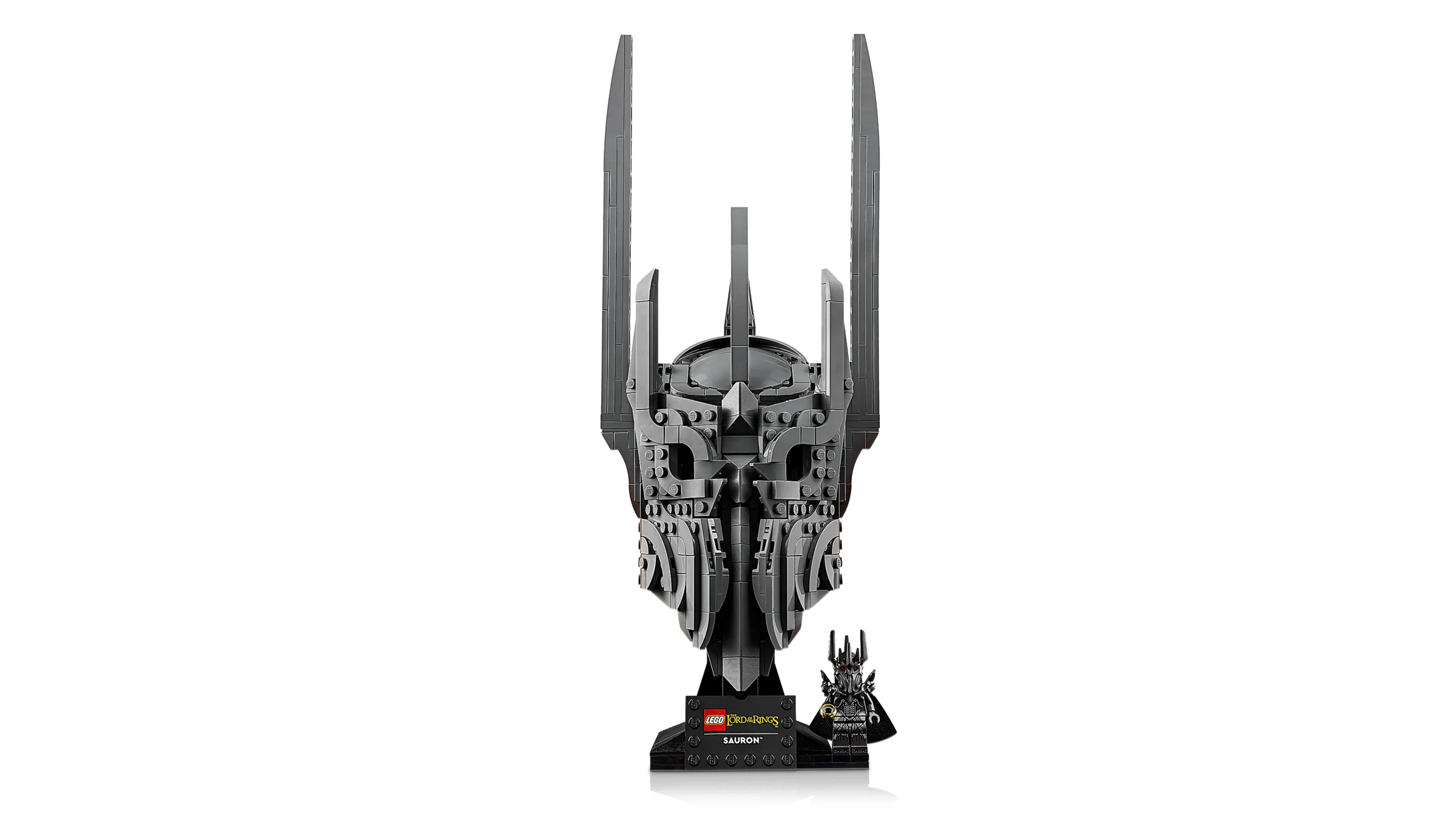 Imagine cu casca lui Sauron din setul LEGO 11373. O piesă de colecție detaliată.