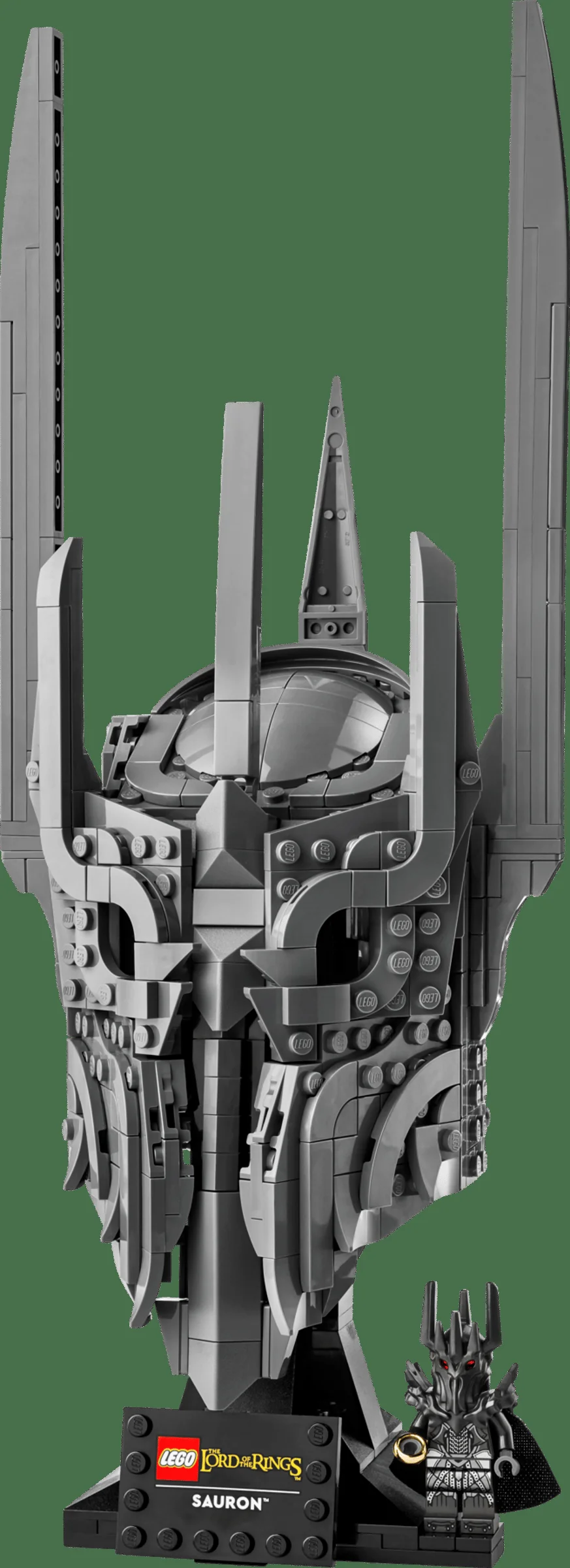 Imagine detaliată cu casca Sauron, un model LEGO Icons impresionant.