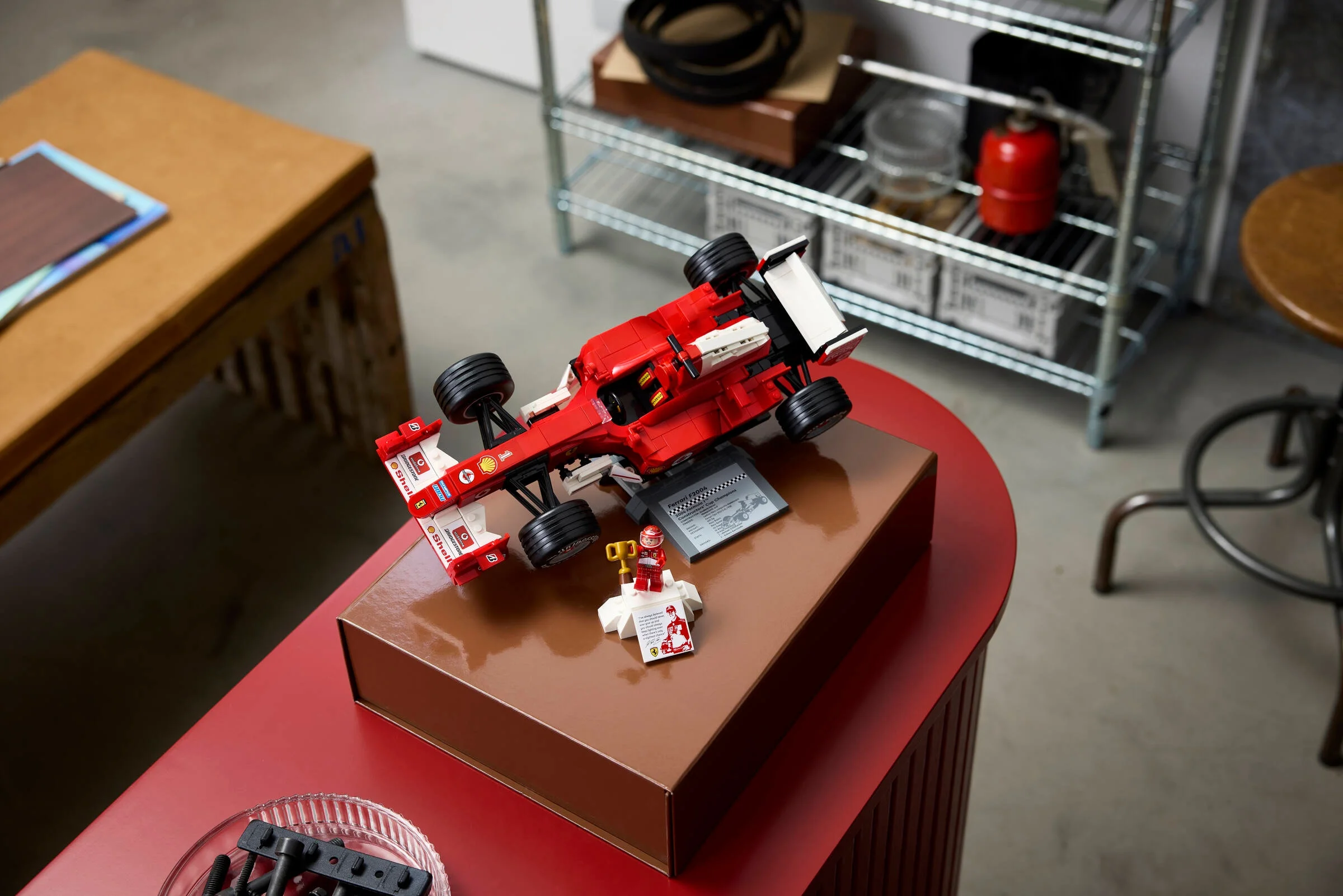 Ferrari F2004 LEGO și minifigurina Michael Schumacher, prezentate detaliat.