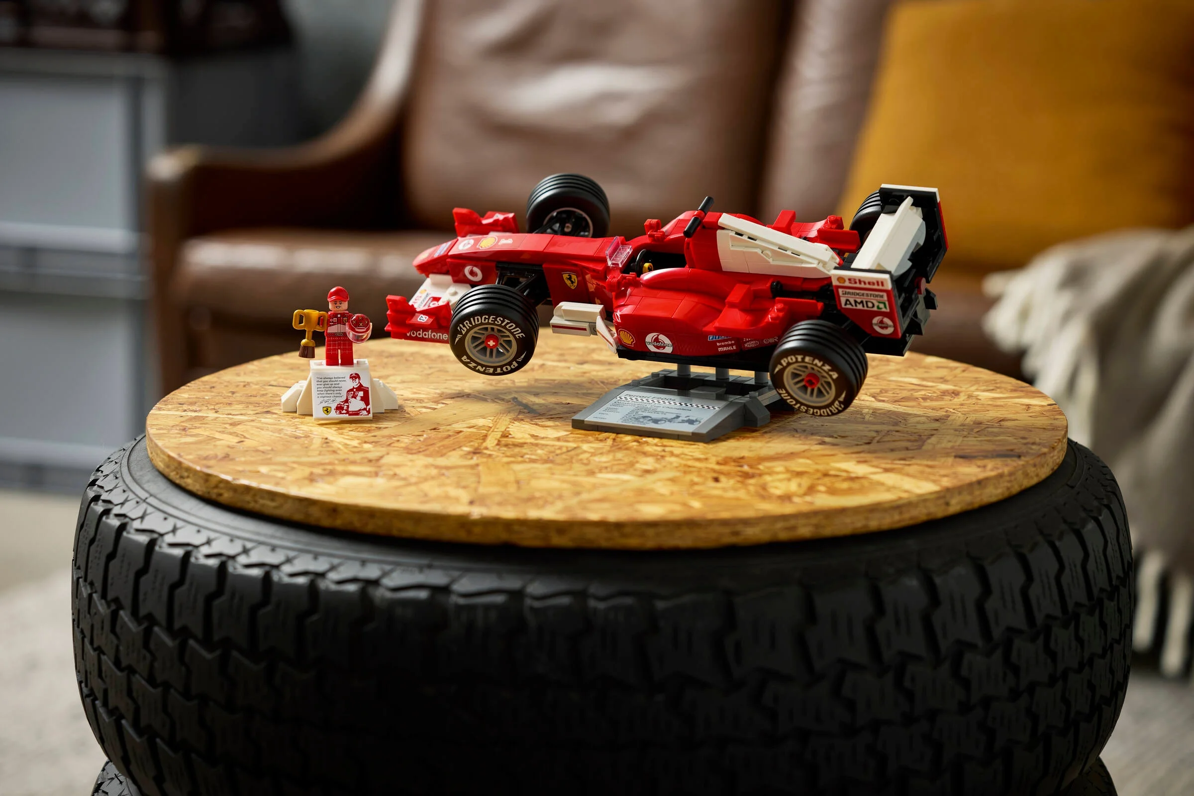 Modelul LEGO Ferrari F2004 și minifigurina Michael Schumacher, prezentate detaliat.
